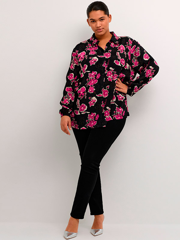 POLLO - Svart skjorte med rosa blomster fra Kaffe Curve