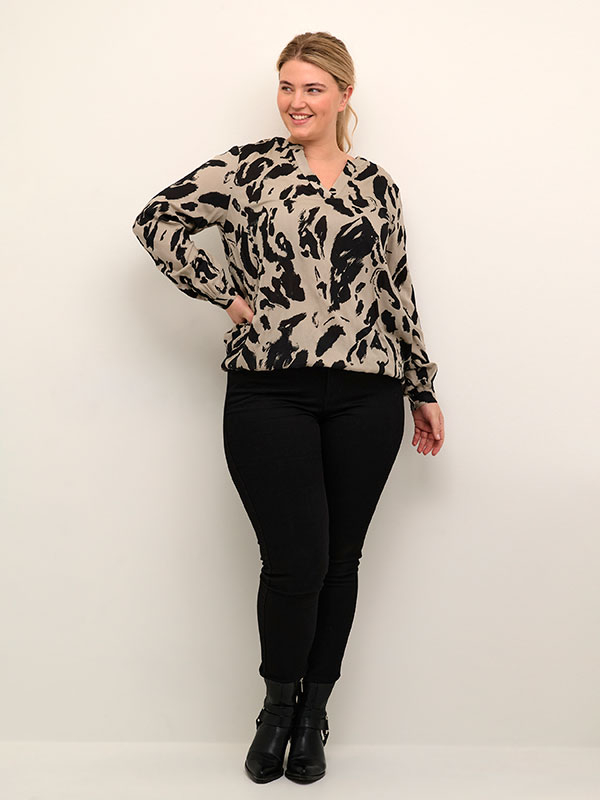 DIANA - Beige viskose bluse med elastik kant fra Kaffe Curve