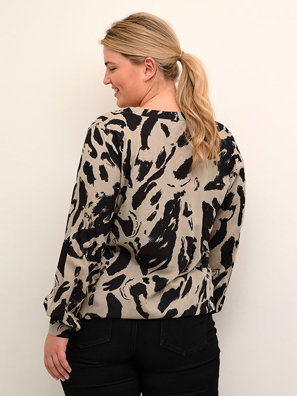 DIANA - Beige viskose bluse med elastik kant fra Kaffe Curve