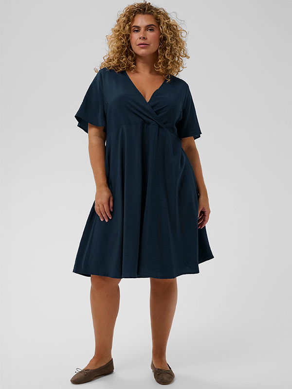 KCNEELA - Plus Size Kjole fra Kaffe Curve