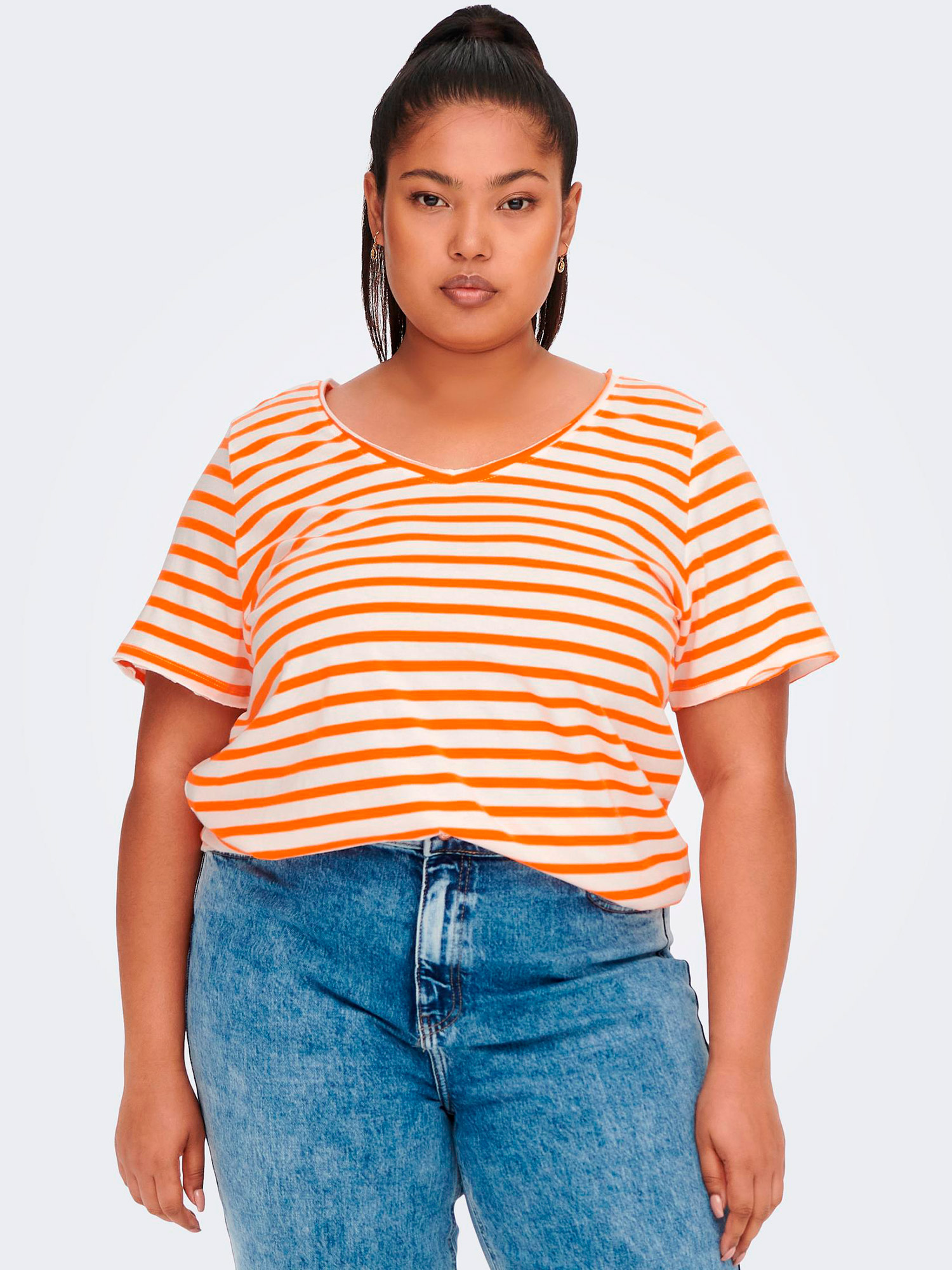 Carlife - Offwhite t-skjorte med oransje striper fra Only Carmakoma