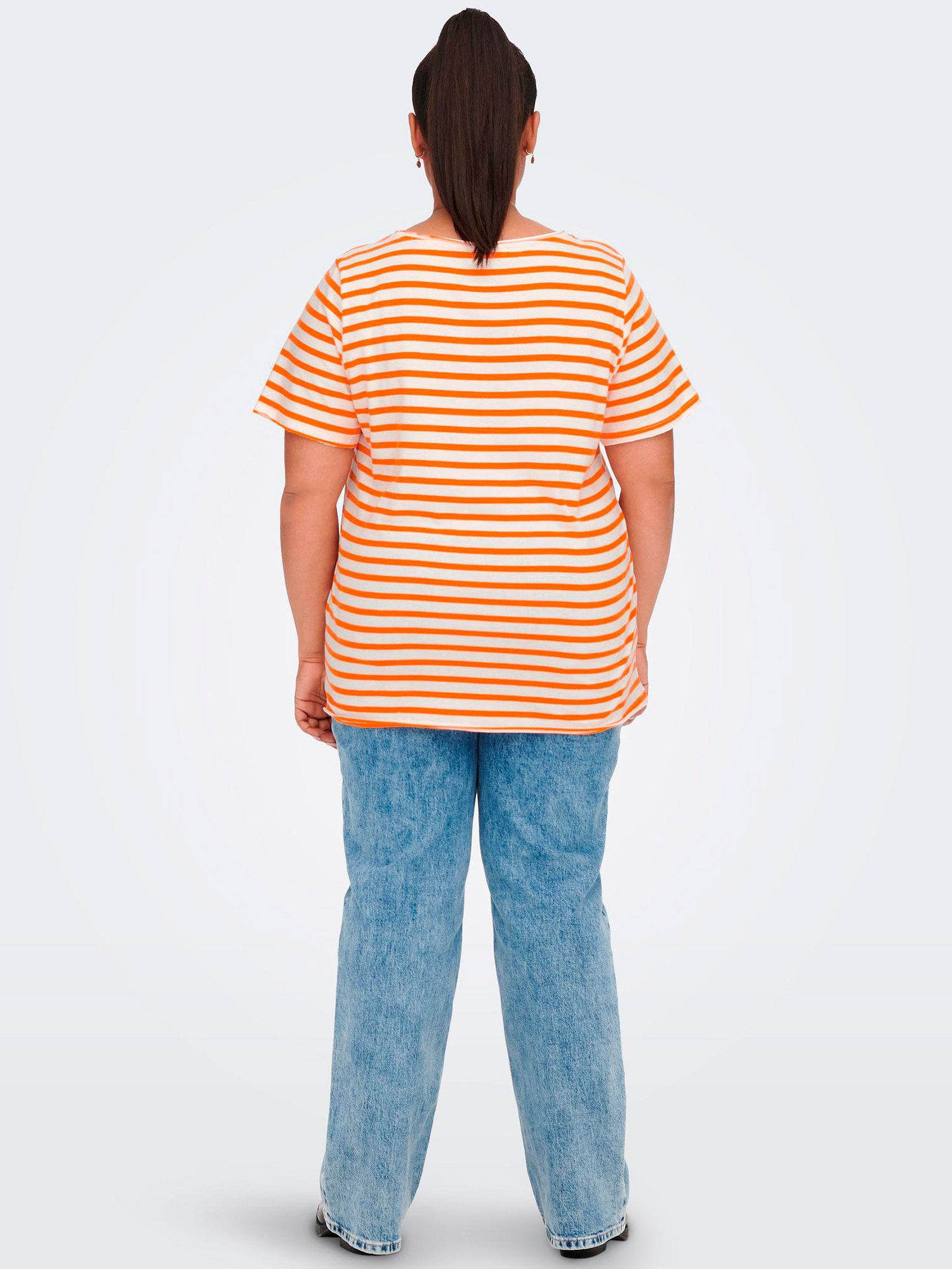 Carlife - Offwhite t-skjorte med oransje striper fra Only Carmakoma