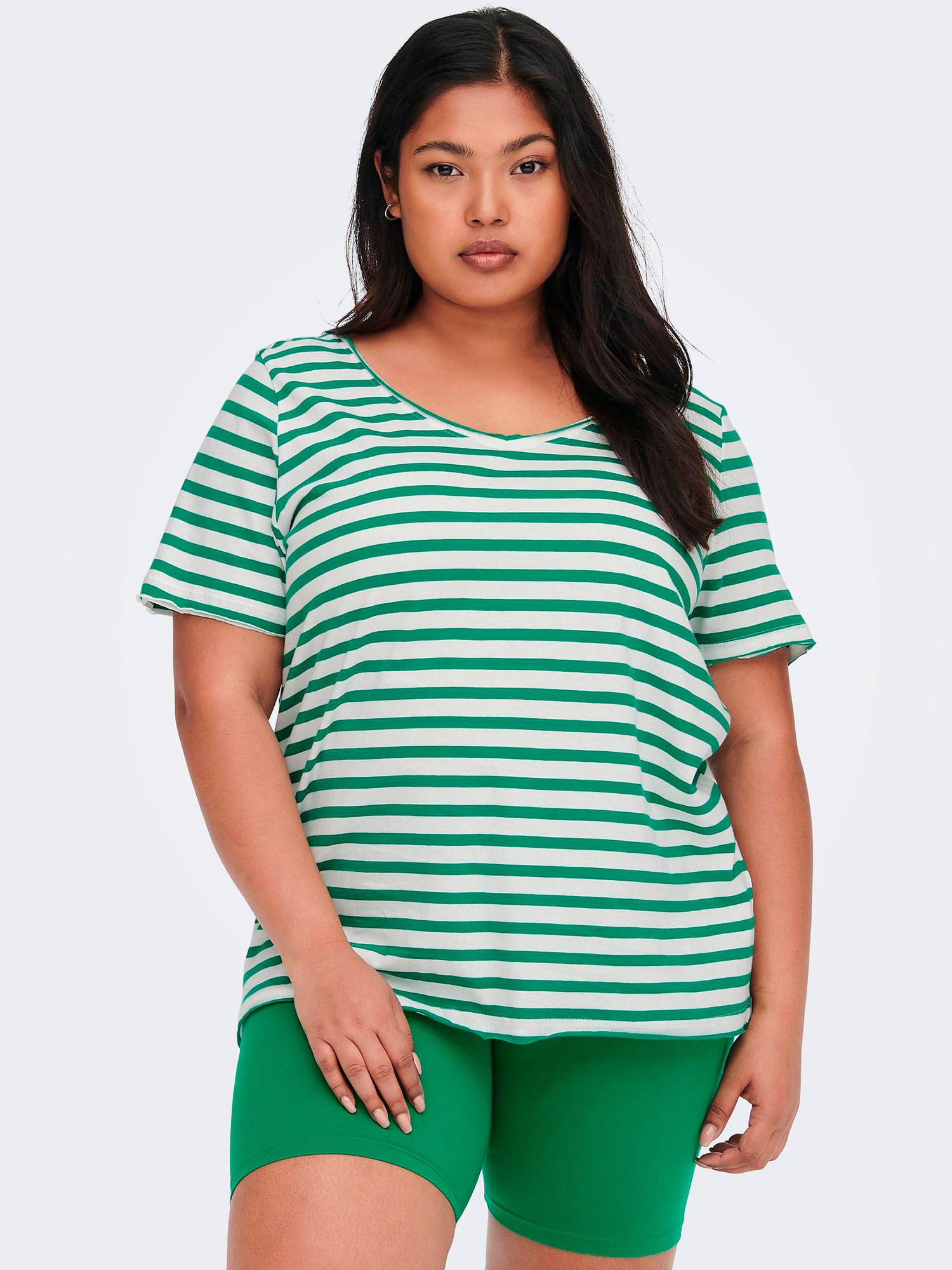 Carlife - Offwhite t-skjorte med grønne striper fra Only Carmakoma