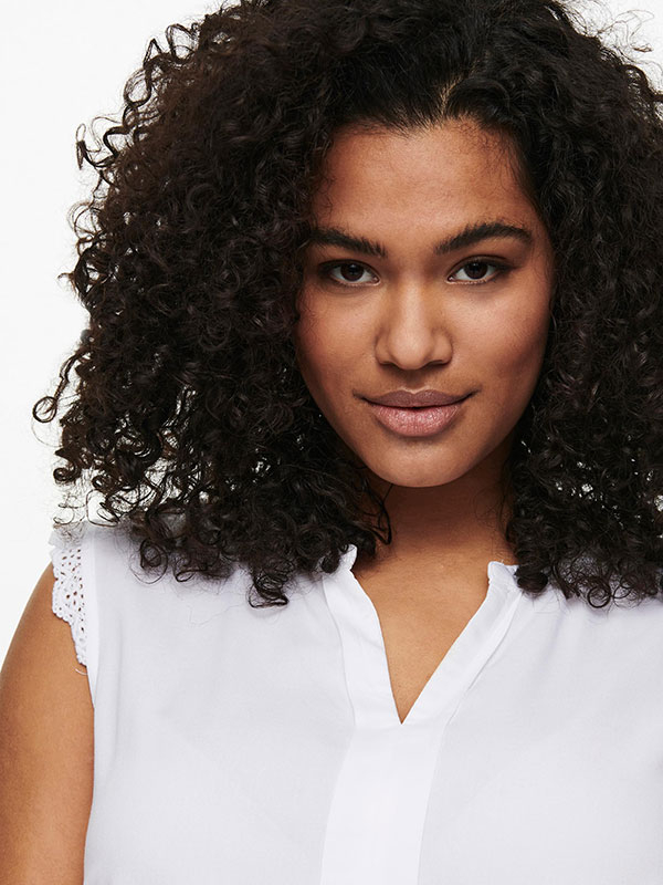 MUMI - Plus Size Topp fra Only Carmakoma