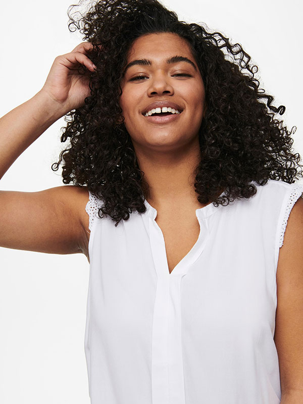 MUMI - Plus Size Topp fra Only Carmakoma