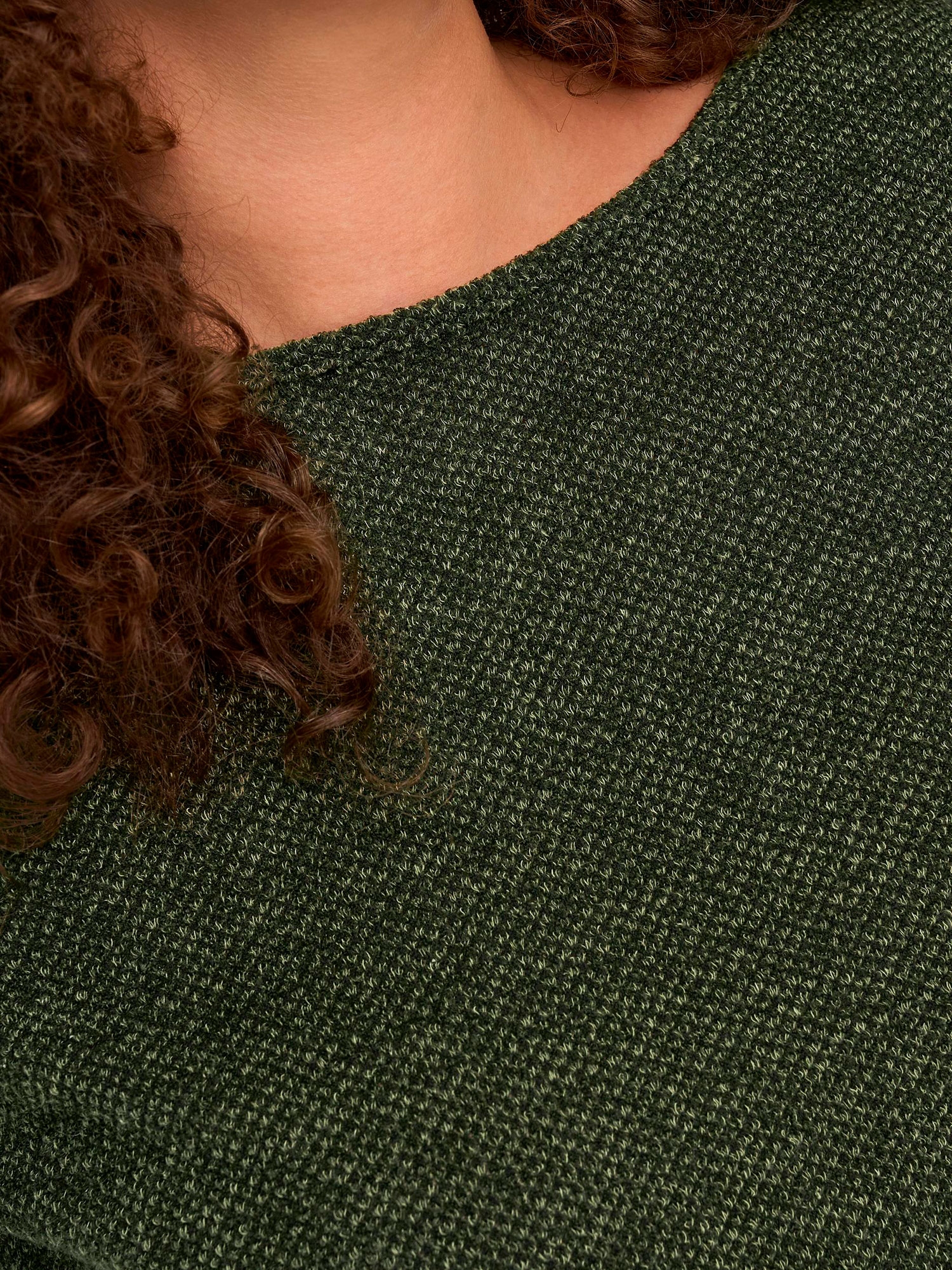 MARTHA - Grønn genser med 3/4 ermer og glidelås fra Only Carmakoma