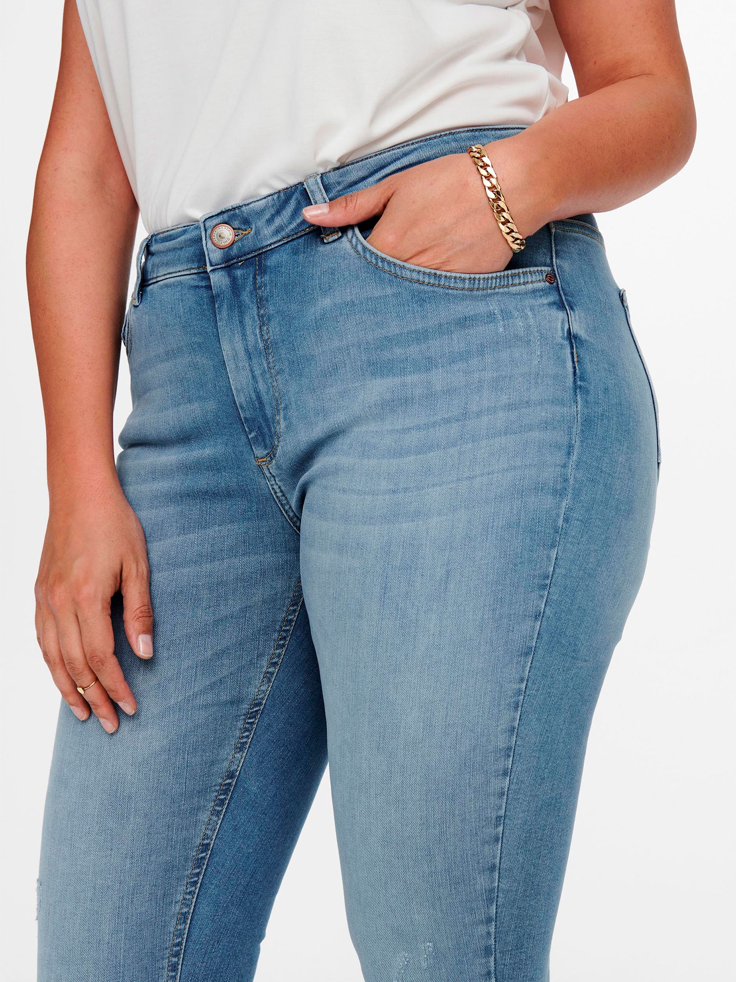 WILLY - Lyse stretch jeans med frynser ved anklen fra Only Carmakoma