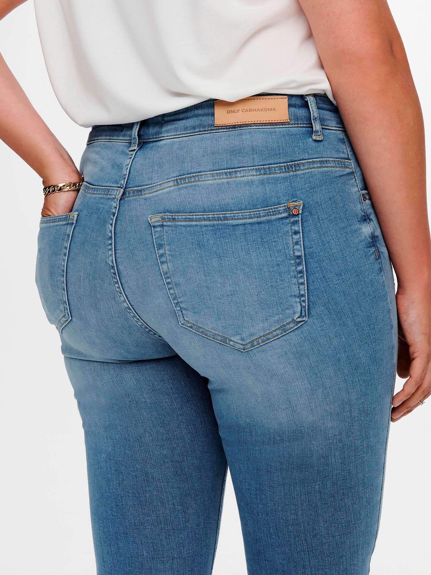 WILLY - Lyse stretch jeans med frynser ved anklen fra Only Carmakoma