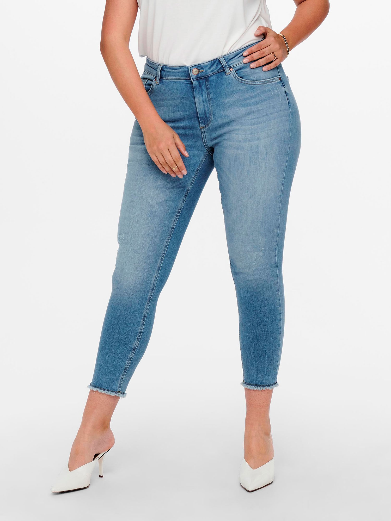 WILLY - Lyse stretch jeans med frynser ved anklen fra Only Carmakoma