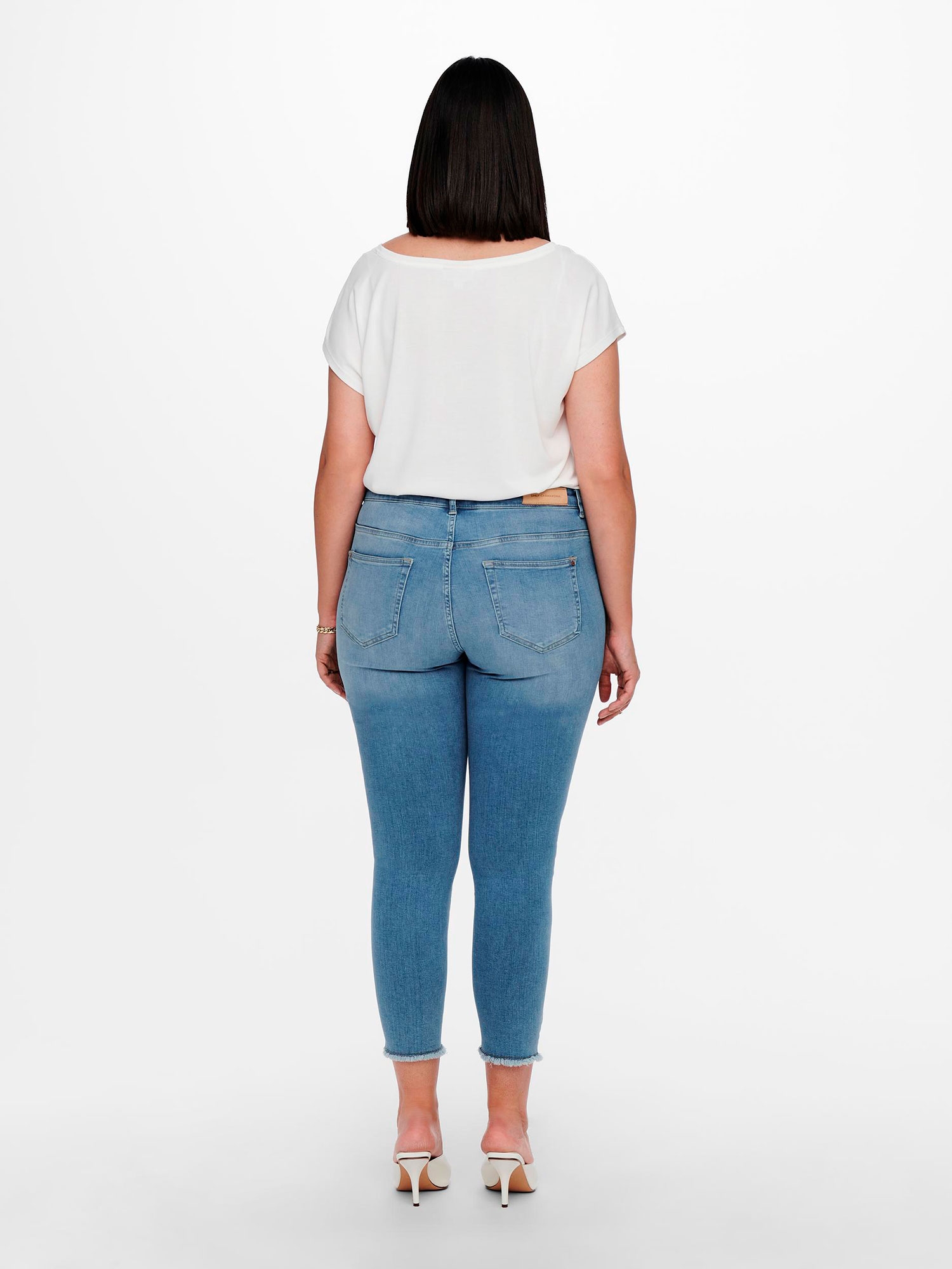 WILLY - Lyse stretch jeans med frynser ved anklen fra Only Carmakoma