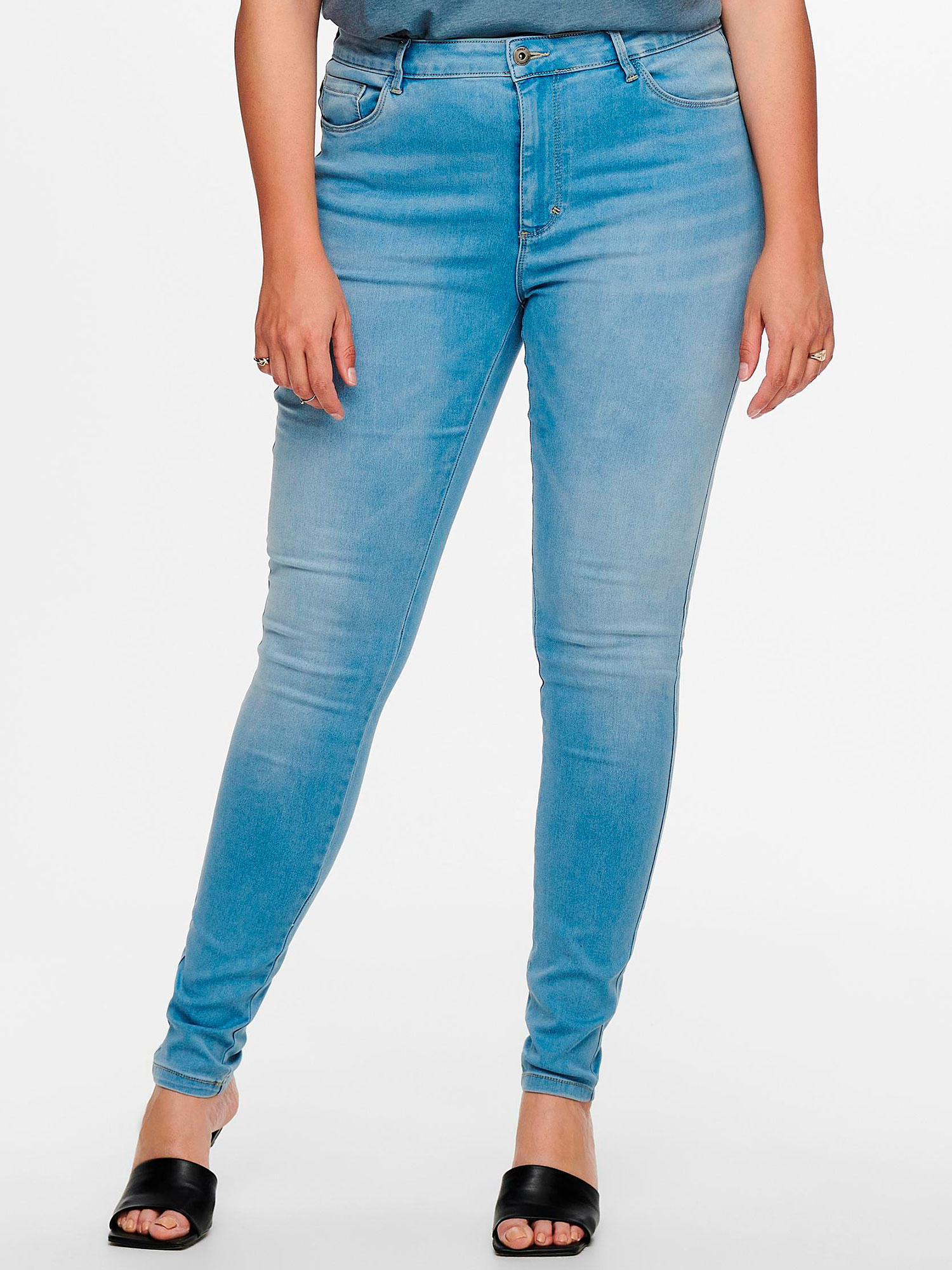 AUGUSTA - Lyseblå jeans med benlengde 34 fra Only Carmakoma