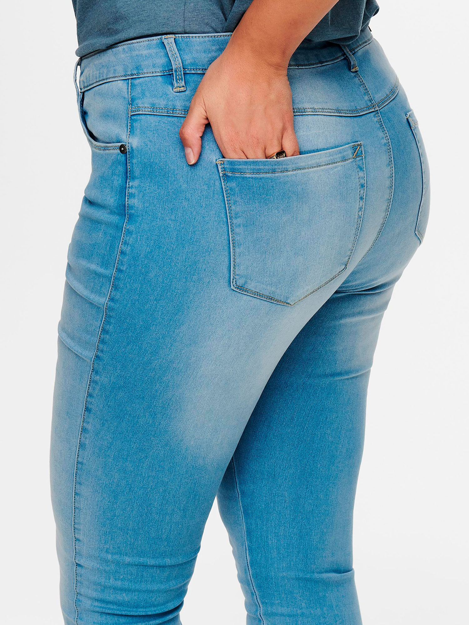 AUGUSTA - Lyseblå jeans med benlengde 34 fra Only Carmakoma