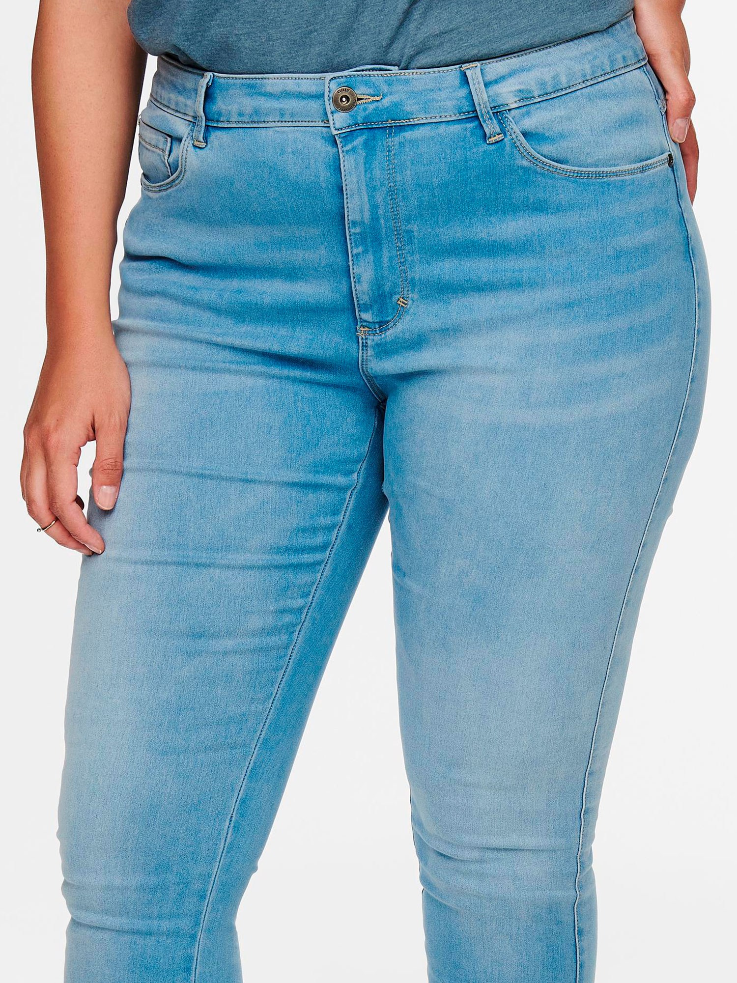 AUGUSTA - Lyseblå jeans med benlengde 32 fra Only Carmakoma
