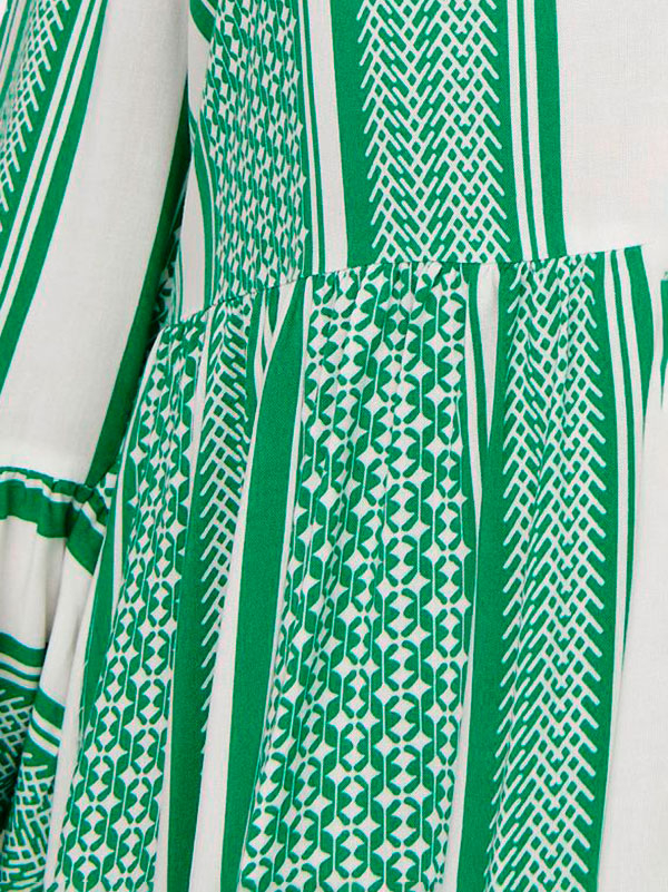 MARRAKESH - Søt viskosekjole med grønt og hvitt mønster fra Only Carmakoma