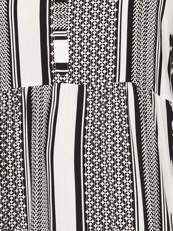 MARRAKESH - Viskosekjole i svart og hvitt mønster fra Only Carmakoma