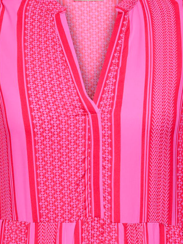 MARRAKESH  - Lang viskosekjole i rosa og rødt mønster fra Only Carmakoma