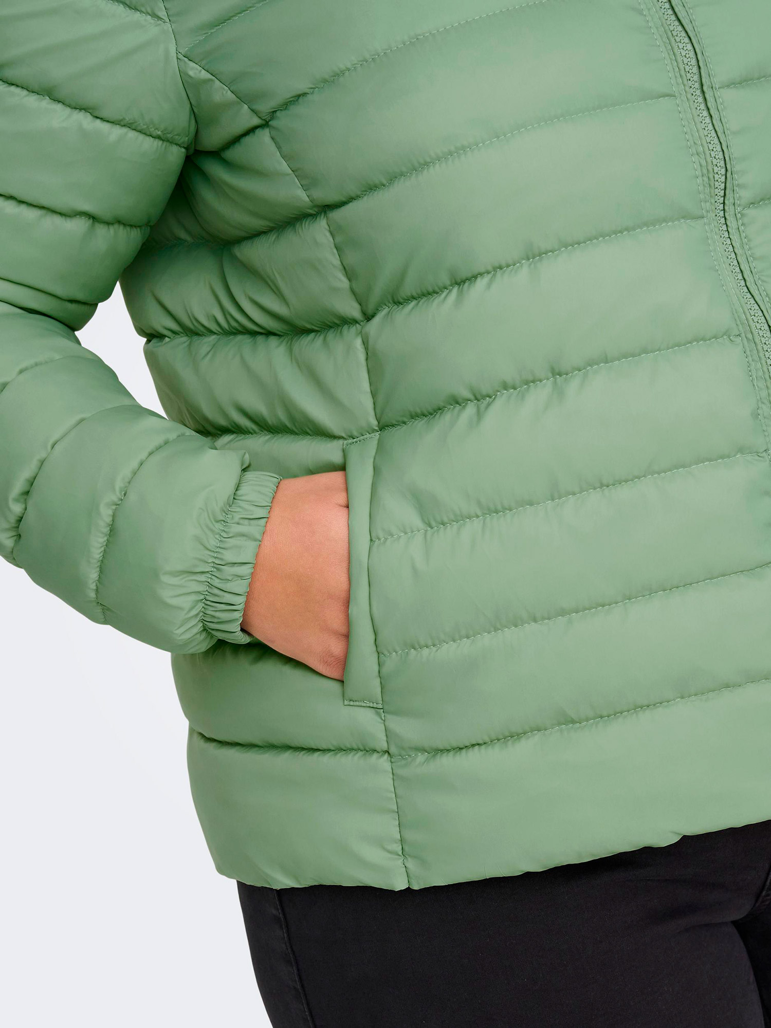 TAHOE - Grøn vattert jakke fra Only Carmakoma
