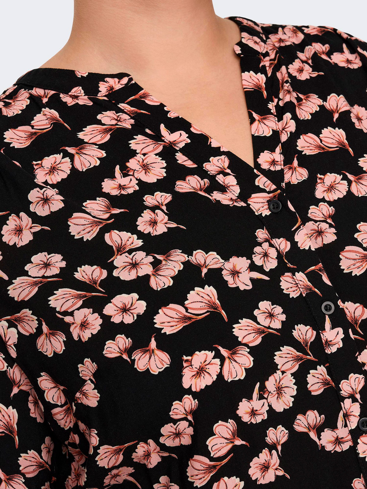 ANITA - Svart viskoseskjorte med blomster fra Only Carmakoma
