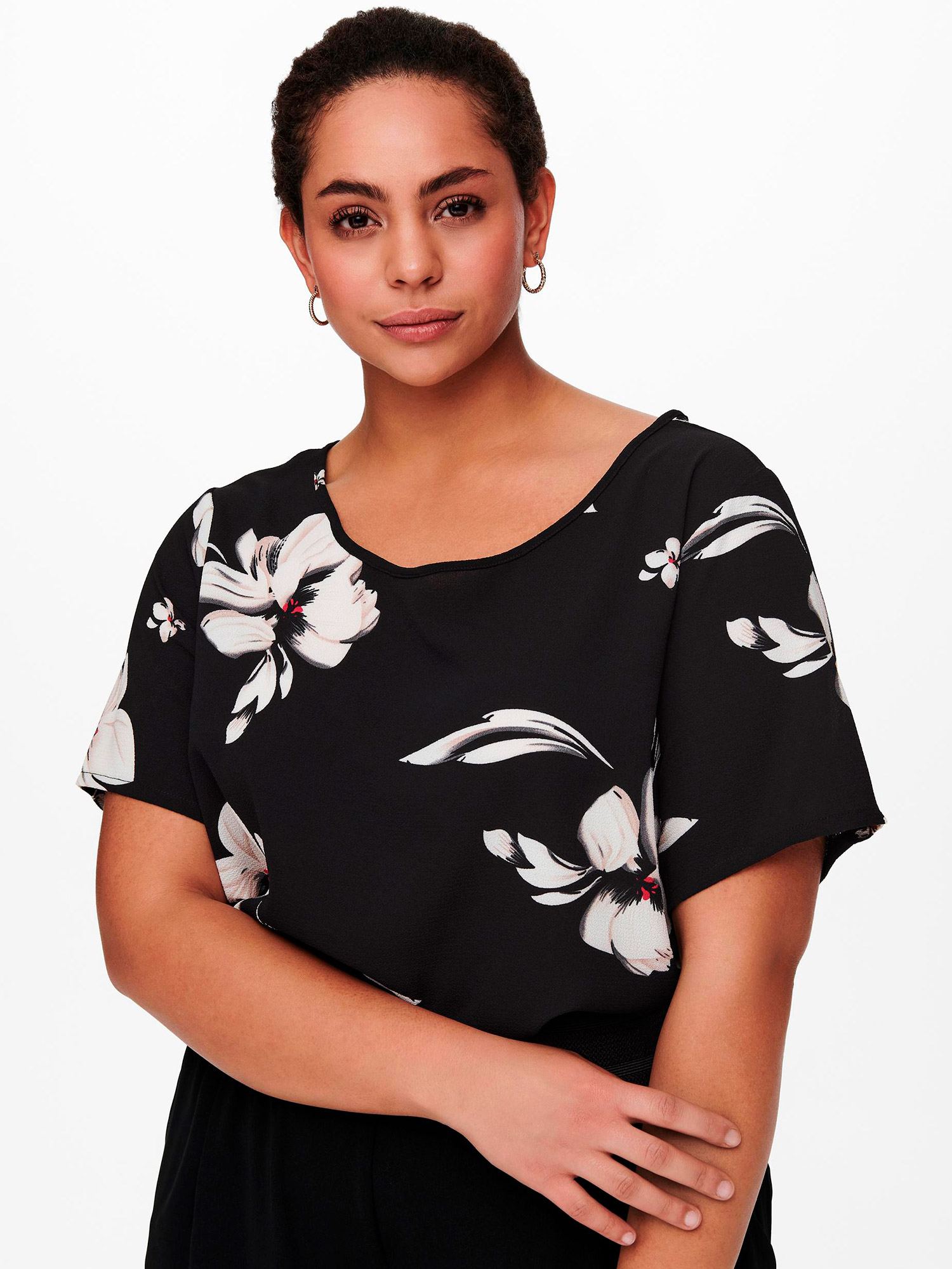 Carvica - Svart bluse med flotte store blomster fra Only Carmakoma