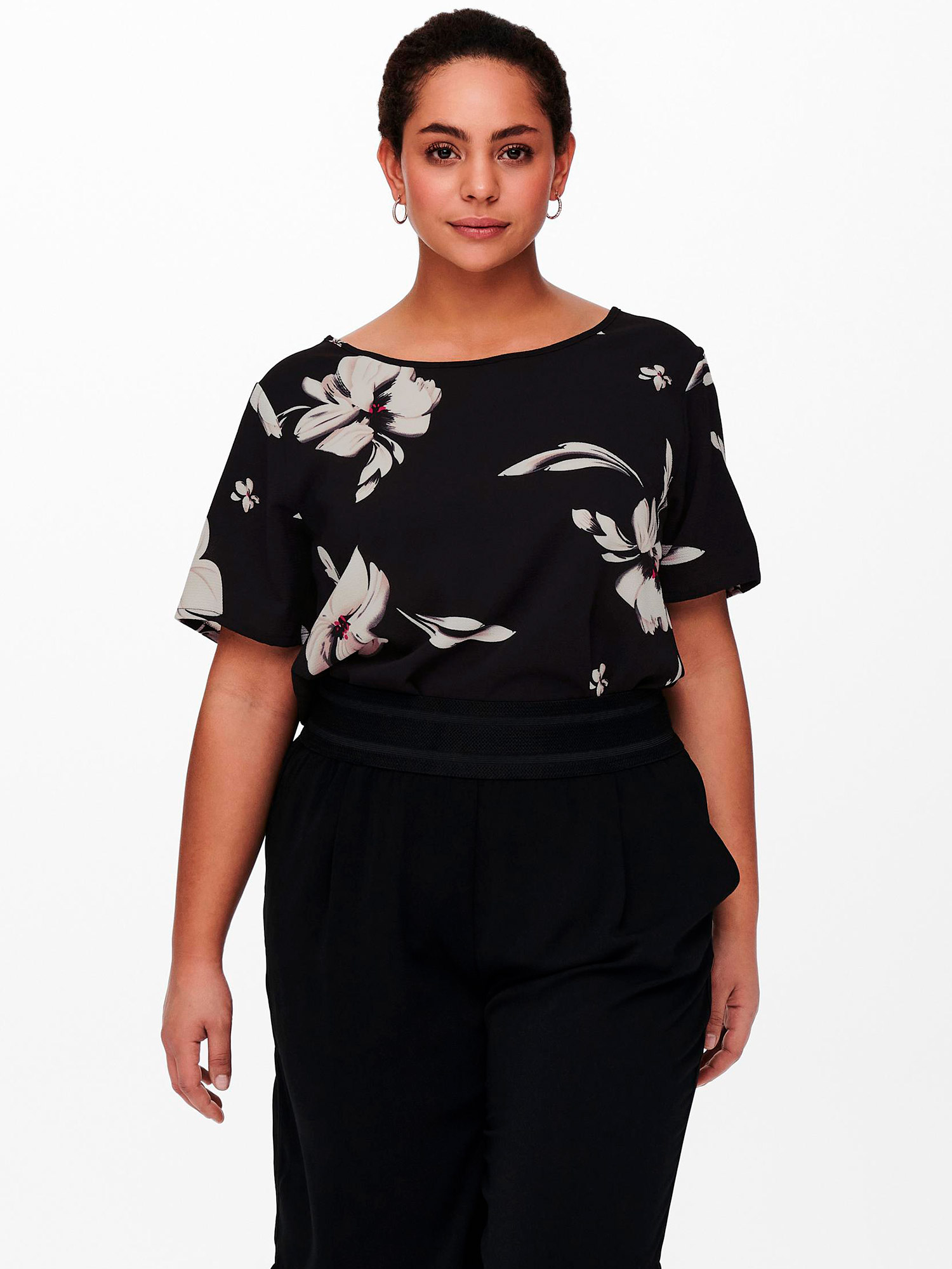 Carvica - Svart bluse med flotte store blomster fra Only Carmakoma