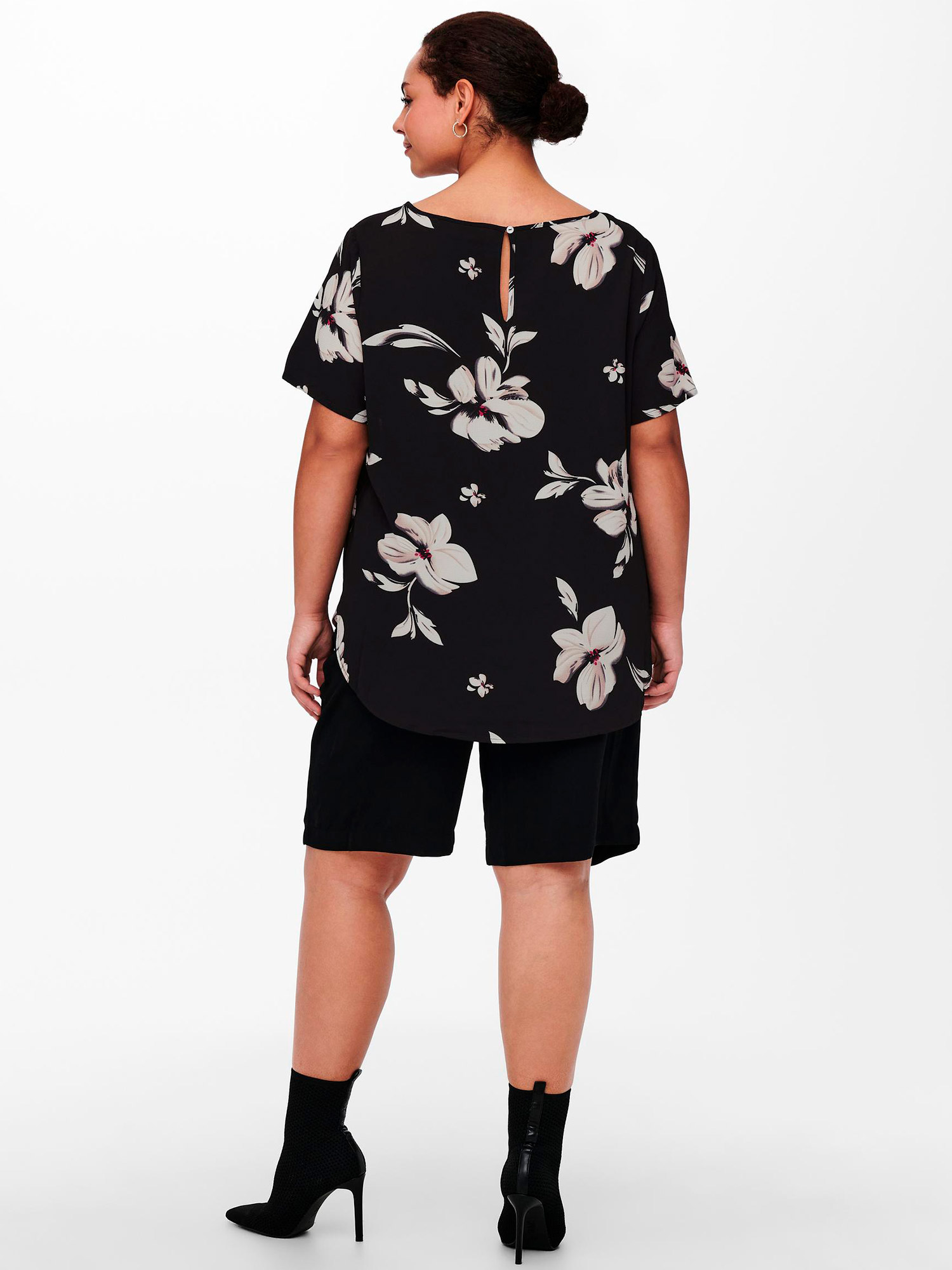 Carvica - Svart bluse med flotte store blomster fra Only Carmakoma