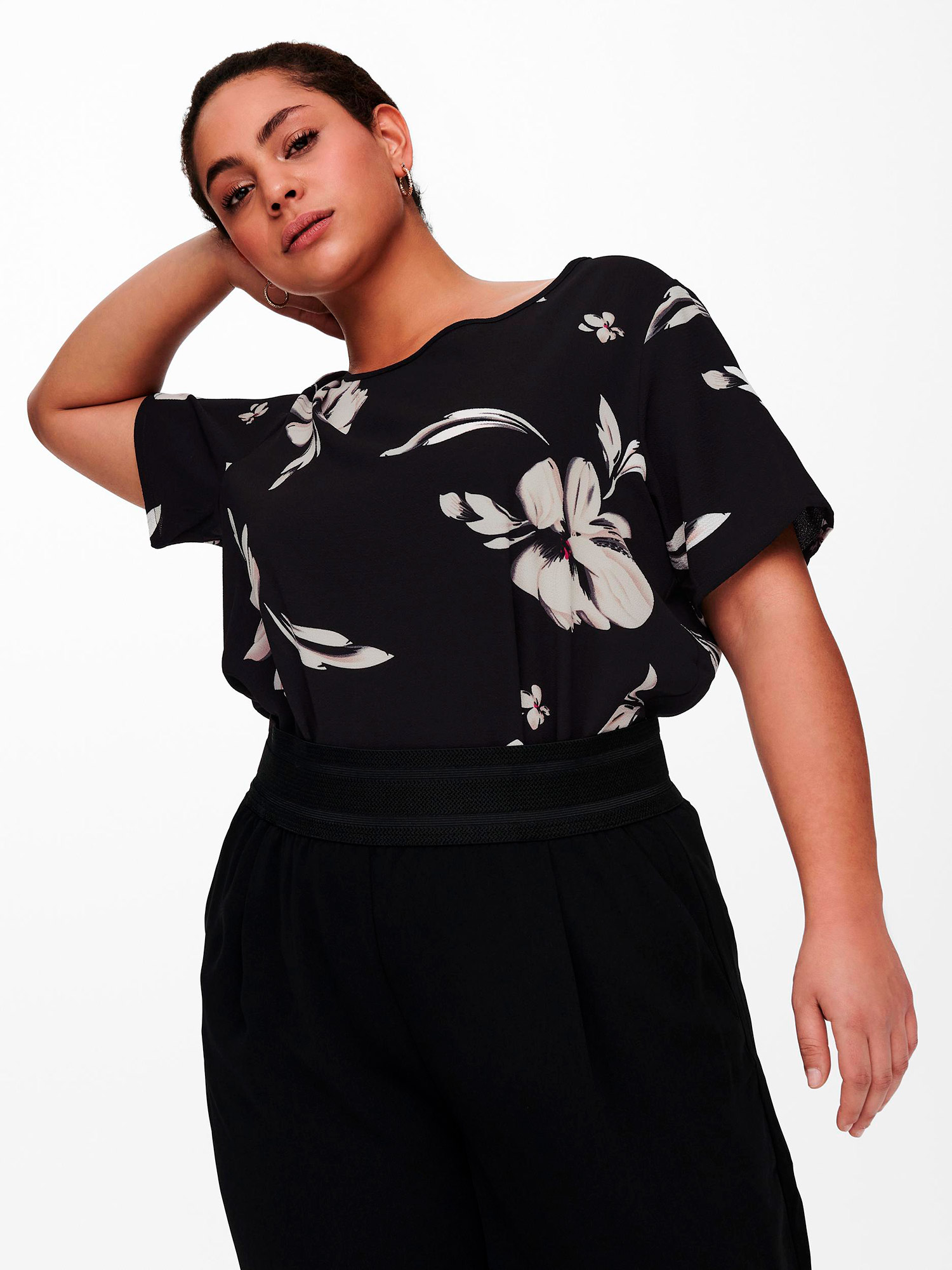 Carvica - Svart bluse med flotte store blomster fra Only Carmakoma