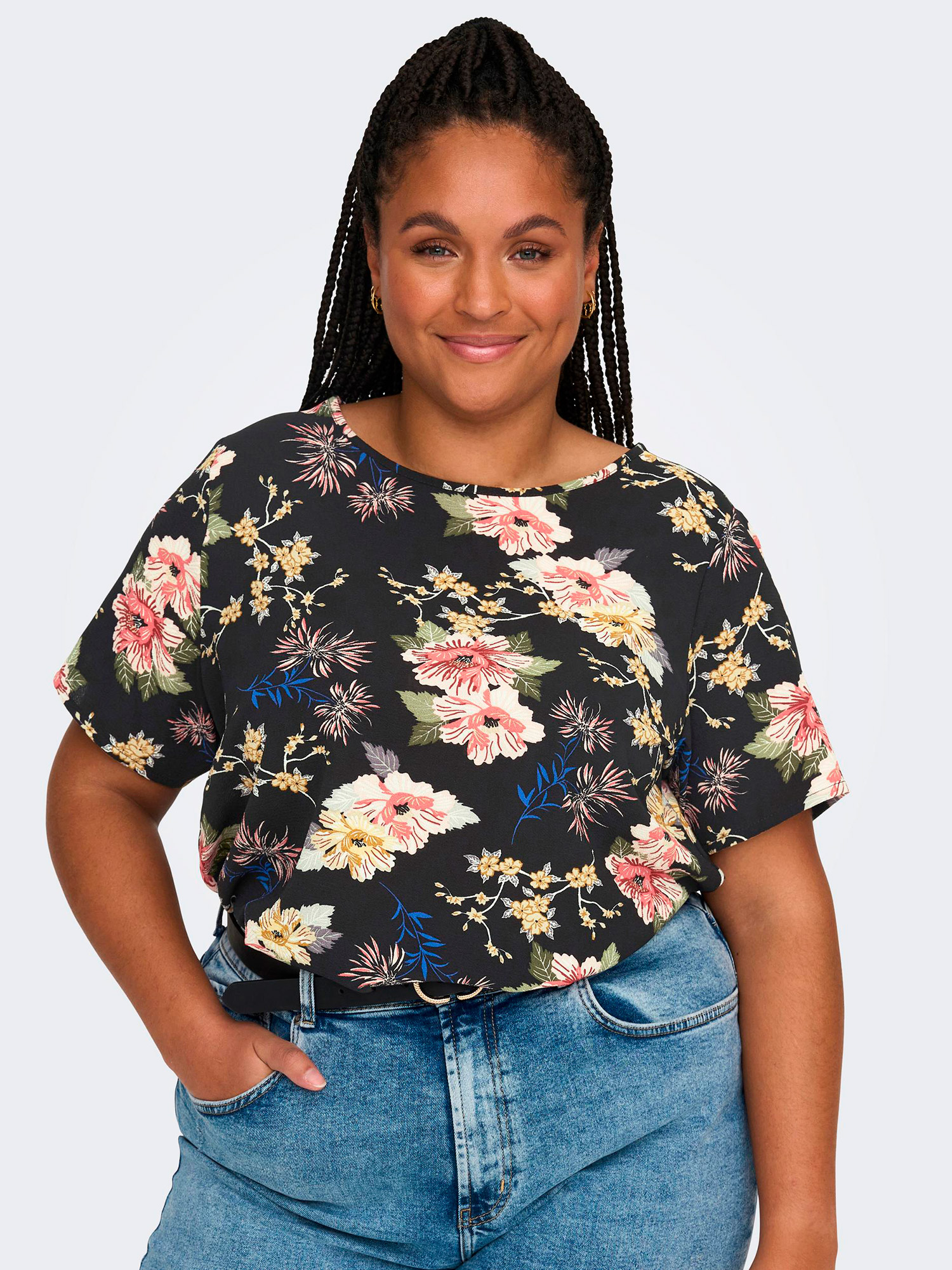 VICA - Sort bluse med flot blomster print fra Only Carmakoma