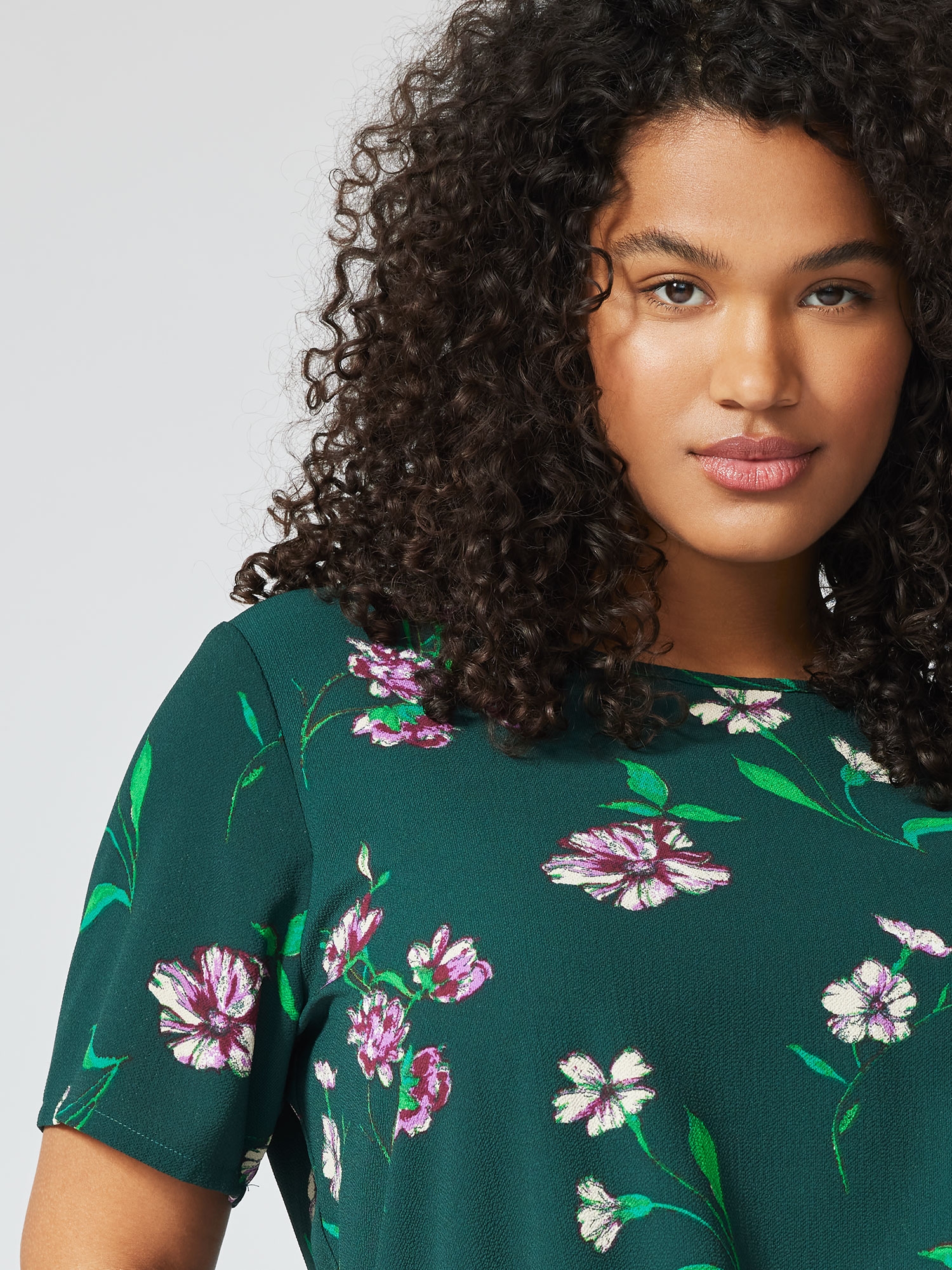 Car VICA - Grønn bluse med lilla blomster print fra Only Carmakoma