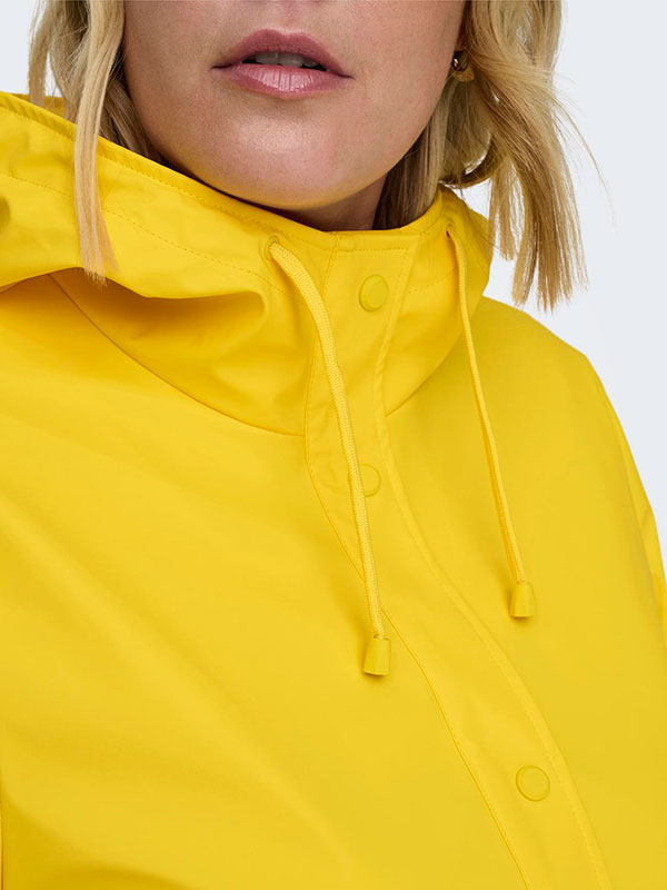 CARELLEN - Plus Size Raincoat fra Only Carmakoma