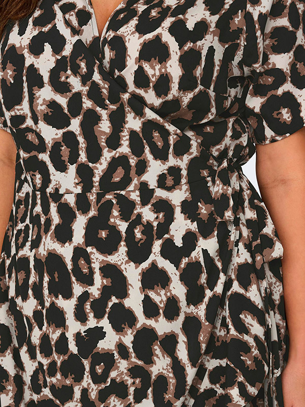 LIVIA - Beige omslagskjole med svart og brunt mønster fra Only Carmakoma