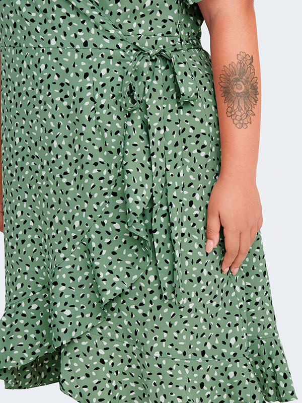 LIVIA - Grønn omslagskjole med svart og hvitt print fra Only Carmakoma