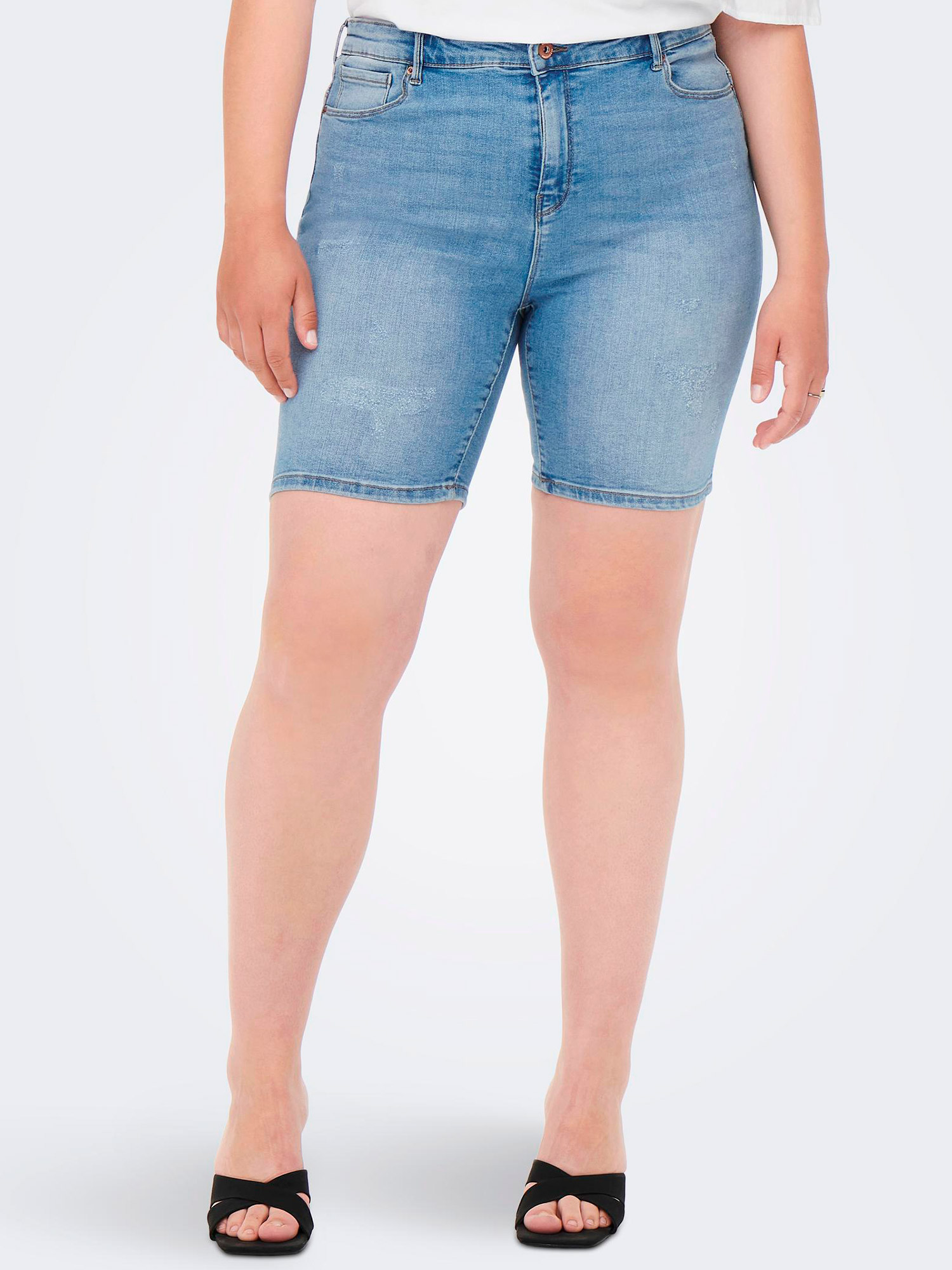 Carlaola - Lyseblå denim shorts med stretch fra Only Carmakoma