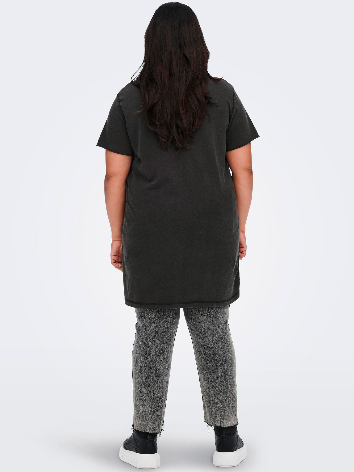 Carmiko - Lang svart bomulls t-skjorte med smart print fra Only Carmakoma