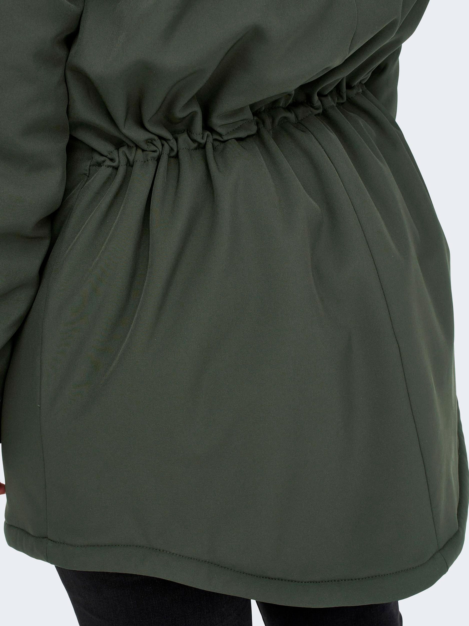 Car MAASTRICHT - Parka jakke med hætte i en flot grøn farve fra Only Carmakoma