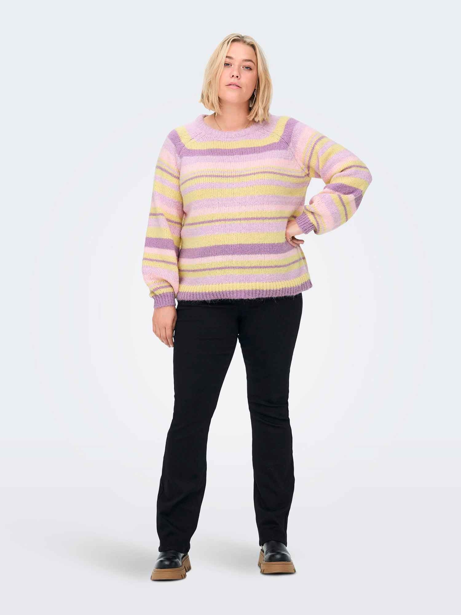 Car ABBY - Myk strikket genser med fine striper i lilla og gul fra Only Carmakoma