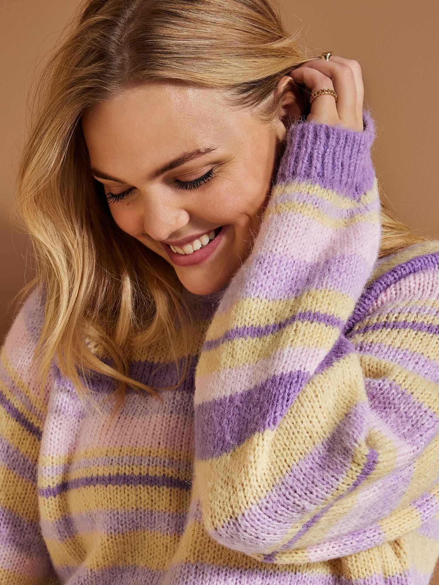 Car ABBY - Myk strikket genser med fine striper i lilla og gul fra Only Carmakoma