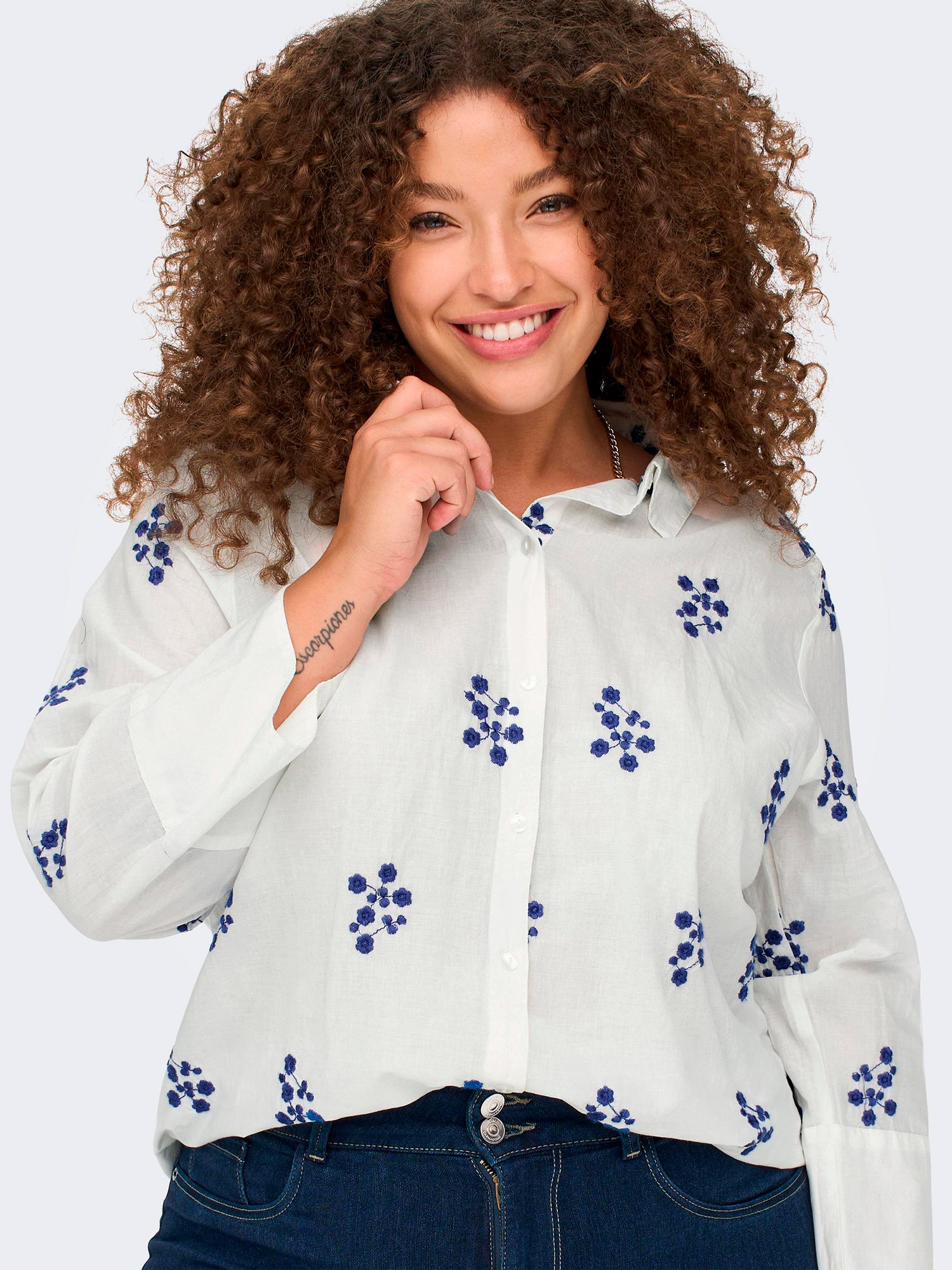 Carmilista - Råhvit bomullsskjorte med flotte broderte blå blomster fra Only Carmakoma