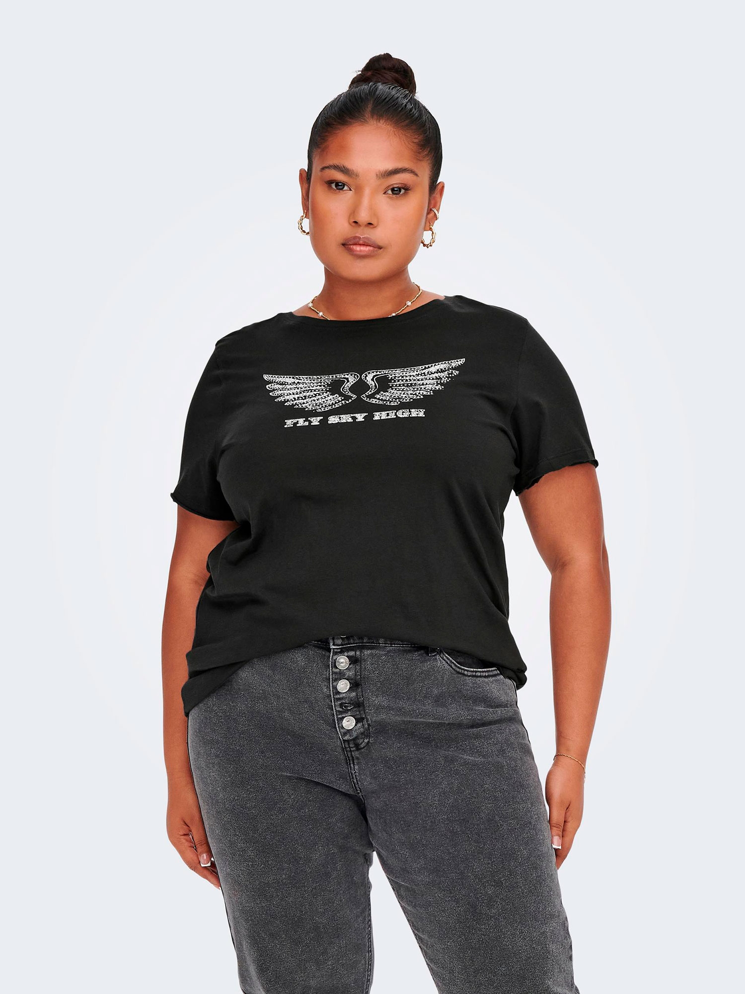 Car WILD - Svart t-skjorte med 'Fly Sky High' print fra Only Carmakoma
