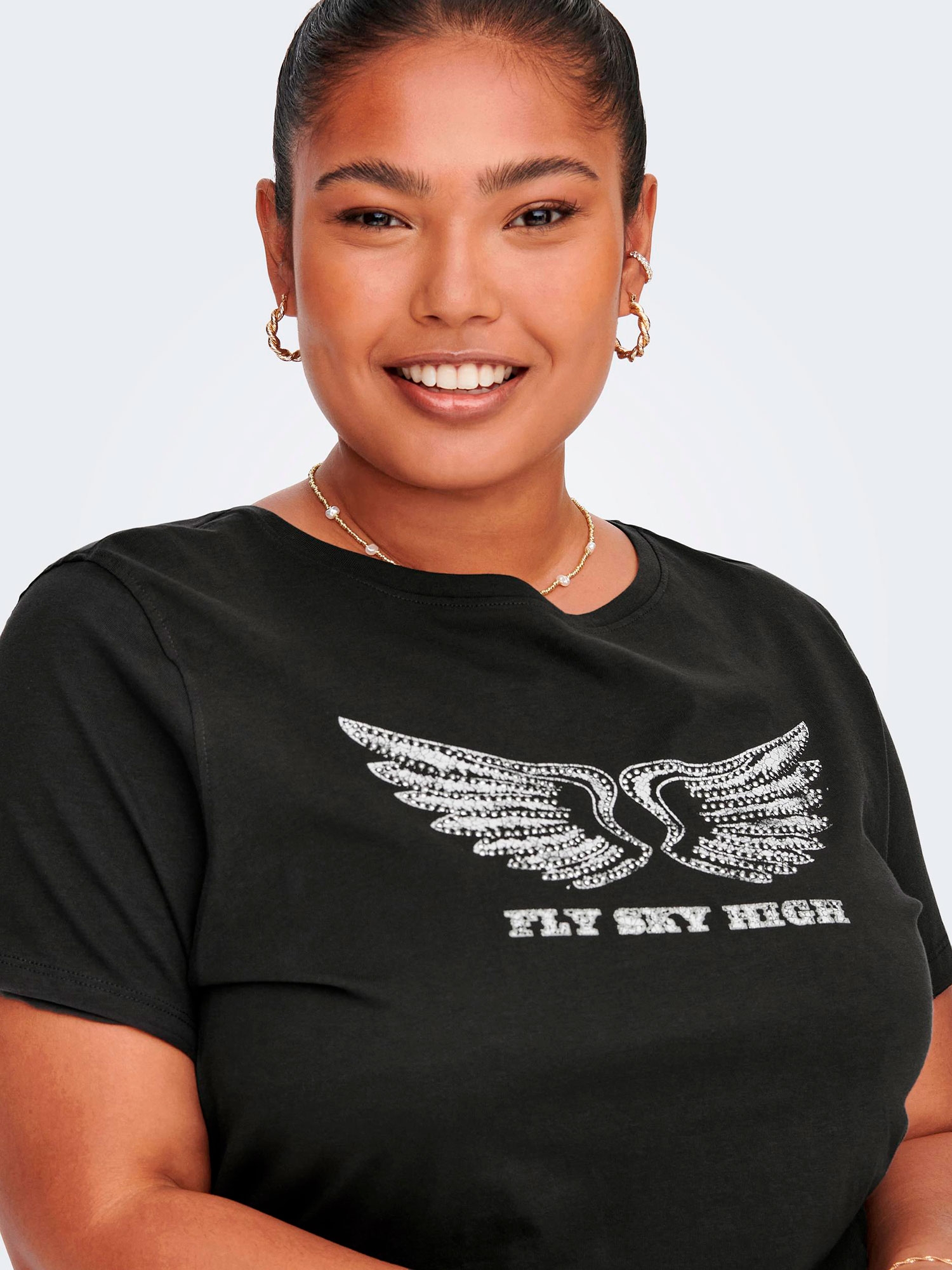 Car WILD - Svart t-skjorte med 'Fly Sky High' print fra Only Carmakoma
