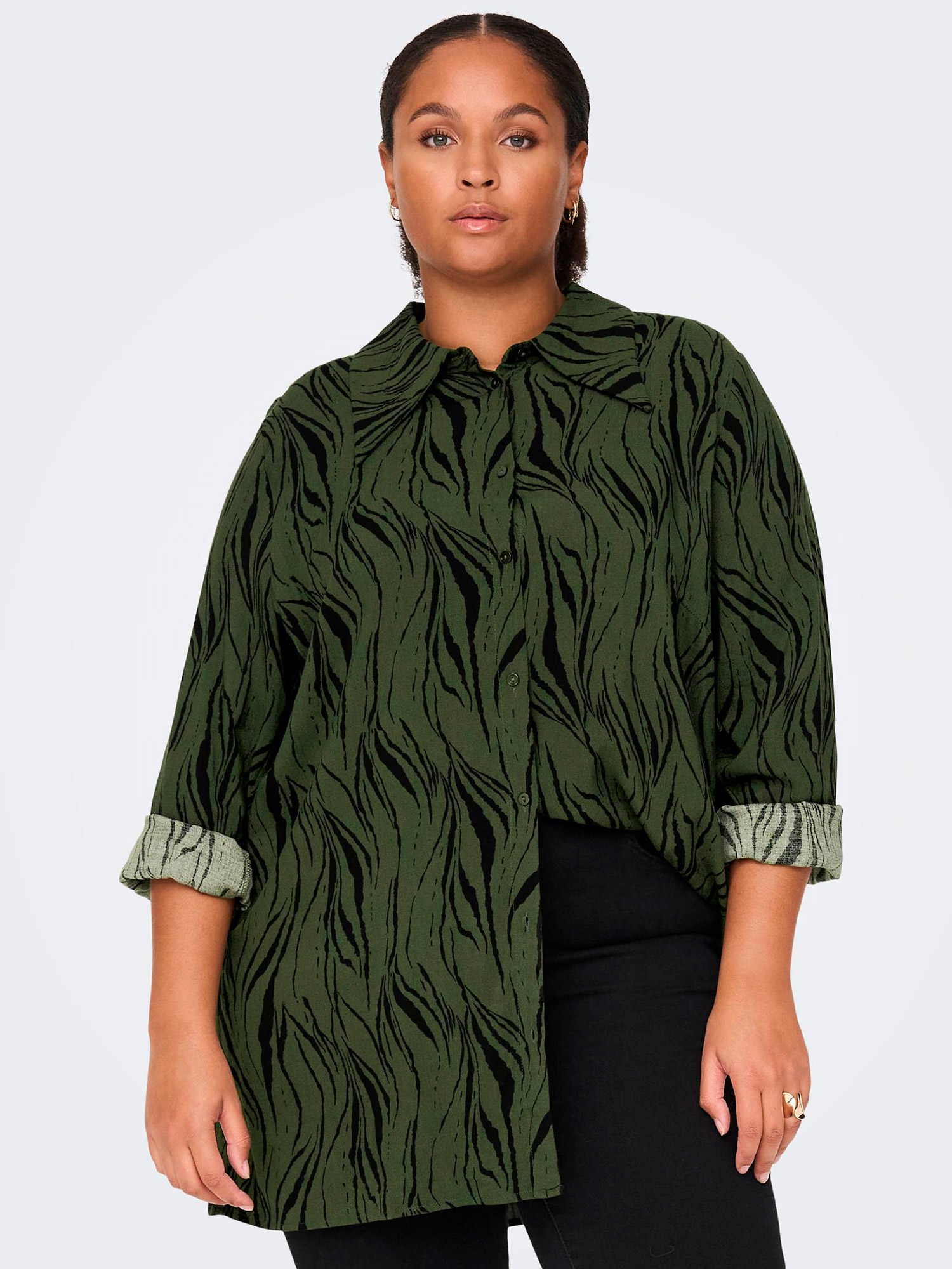 Car BANNI - grønn viskoseskjorte med svart mønster  fra Only Carmakoma