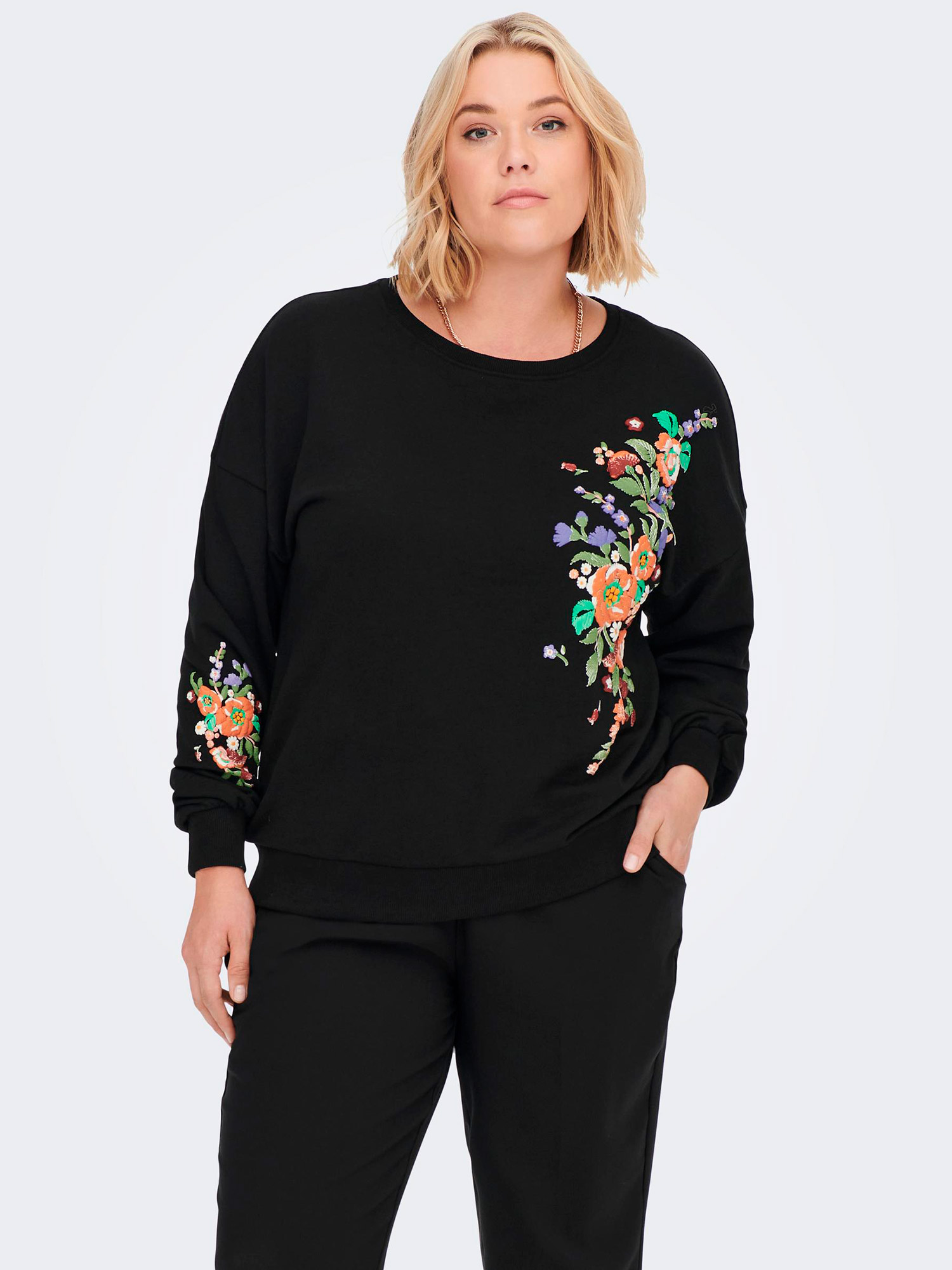 Car JULES - Svart sweatshirt med blomster trykk fra Only Carmakoma