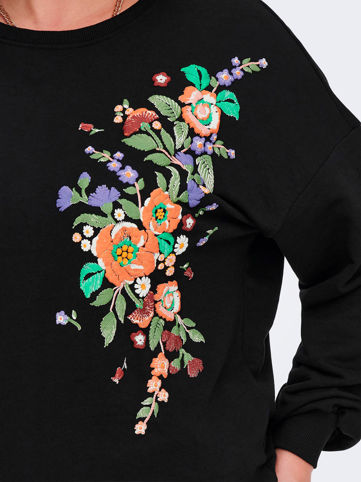 Car JULES - Svart sweatshirt med blomster trykk fra Only Carmakoma
