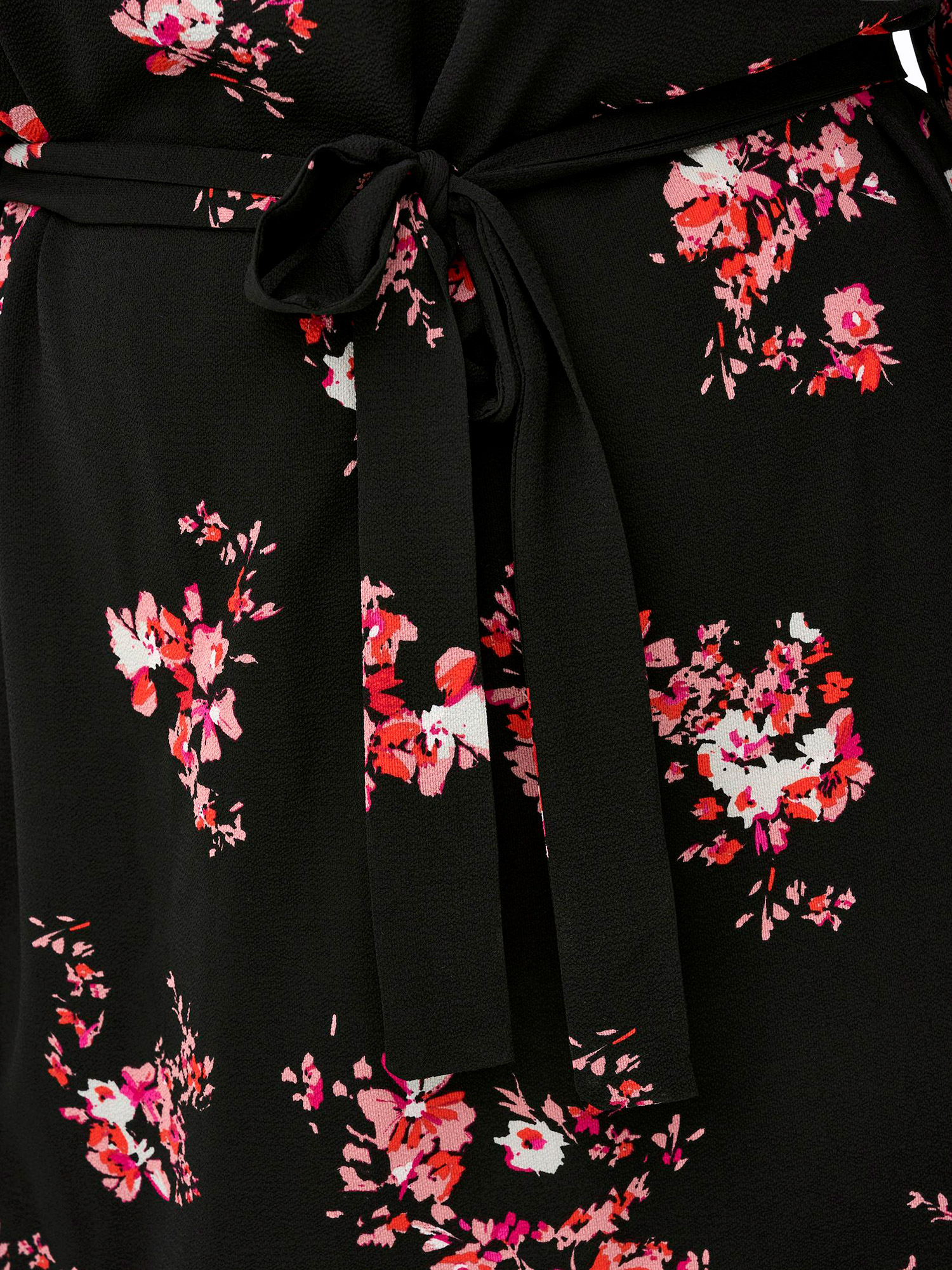 LUXLEA - Svart kjole med rosa blomster fra Only Carmakoma