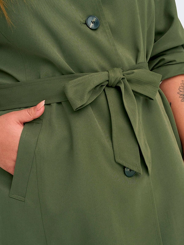 LINE - Armygrønn trenchcoat med belte og lommer fra Only Carmakoma