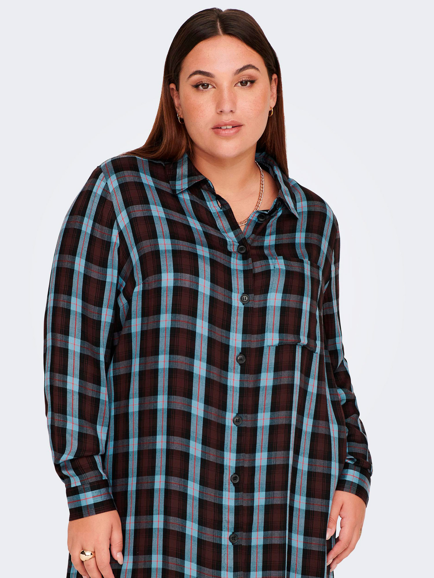 MILENA - Brun skjortekjole med blå og røde ruter fra Only Carmakoma