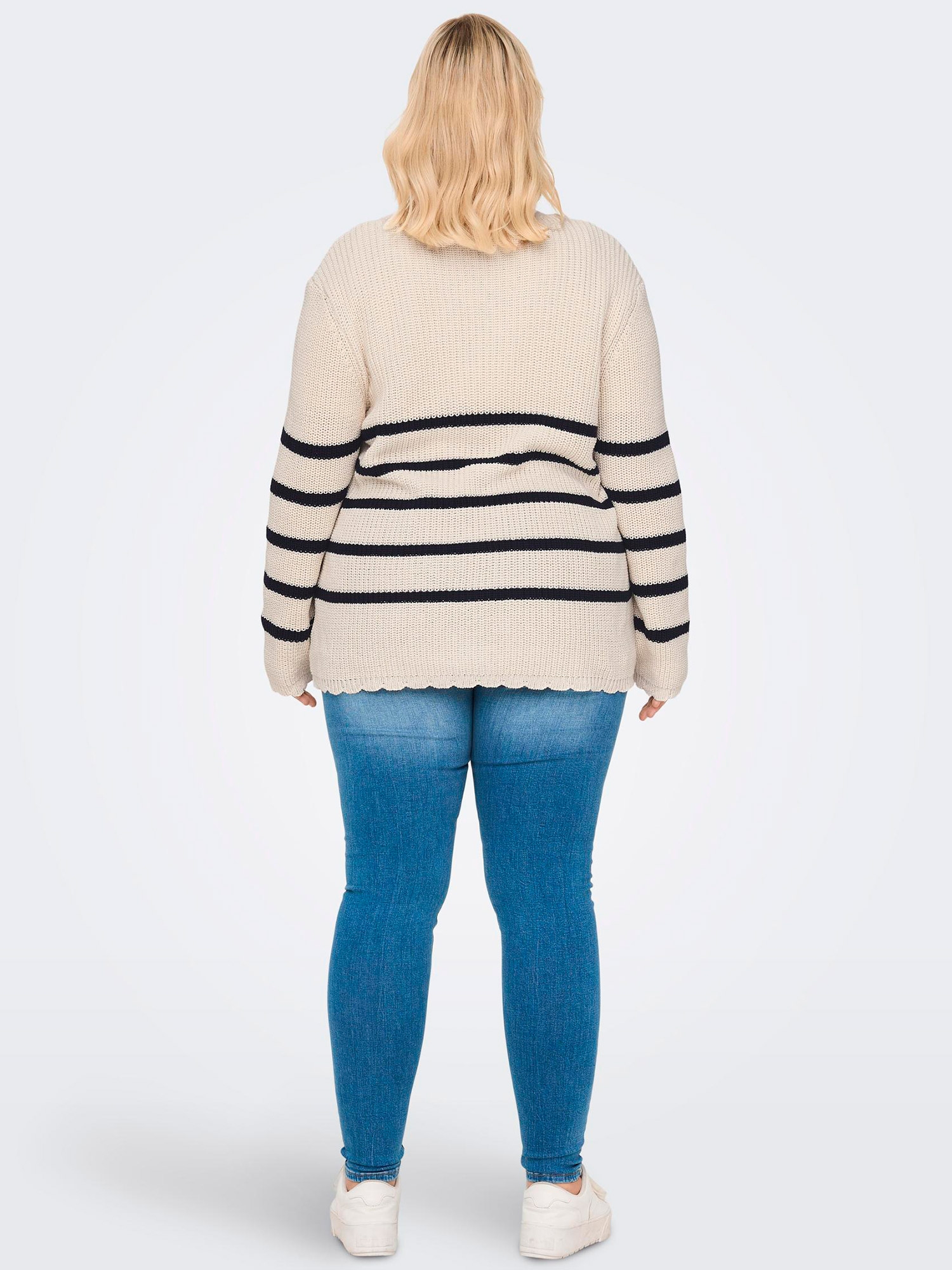 BELLA - Råhvit genser i strikket bomull fra Only Carmakoma
