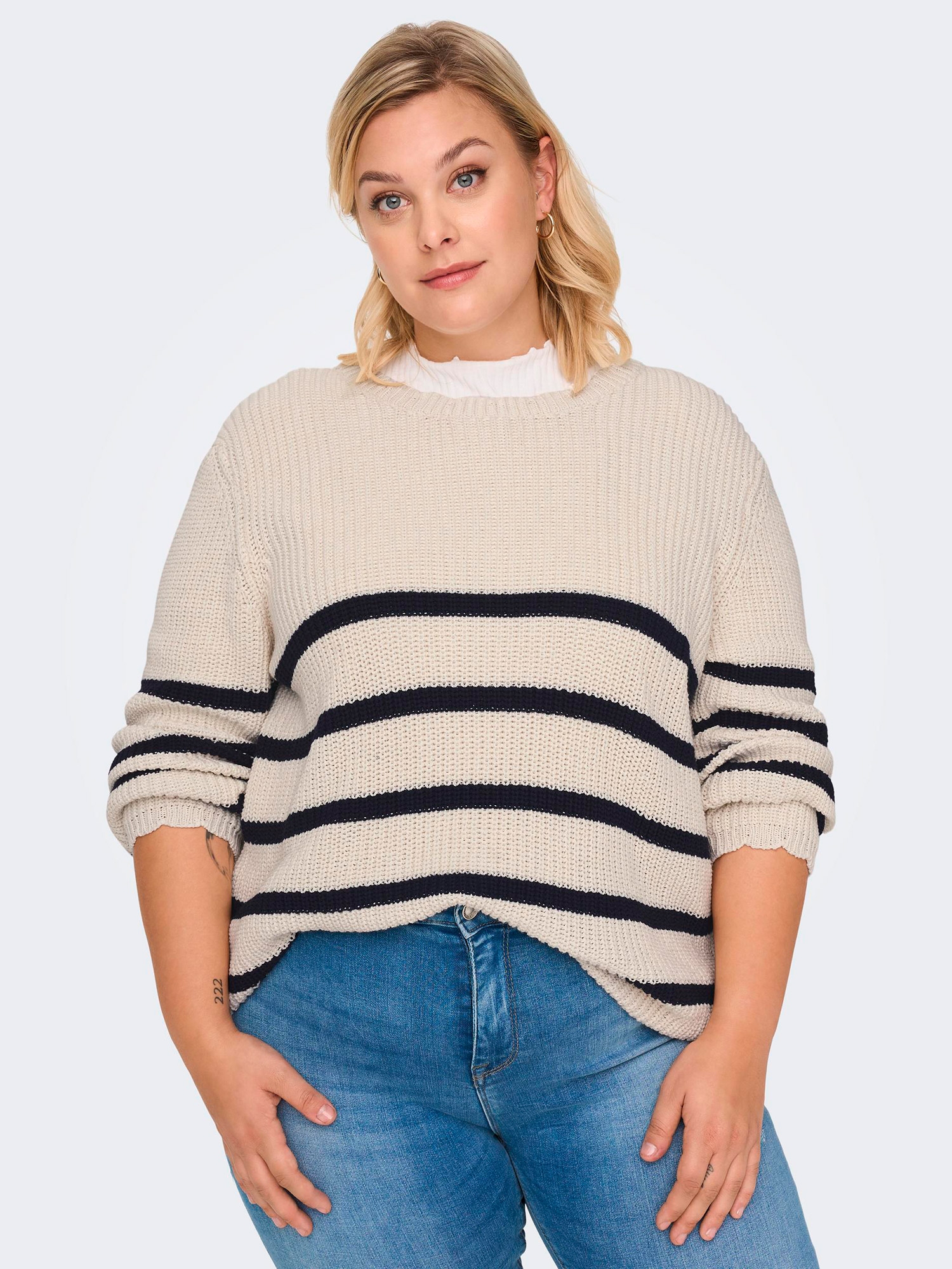 BELLA - Råhvit genser i strikket bomull fra Only Carmakoma