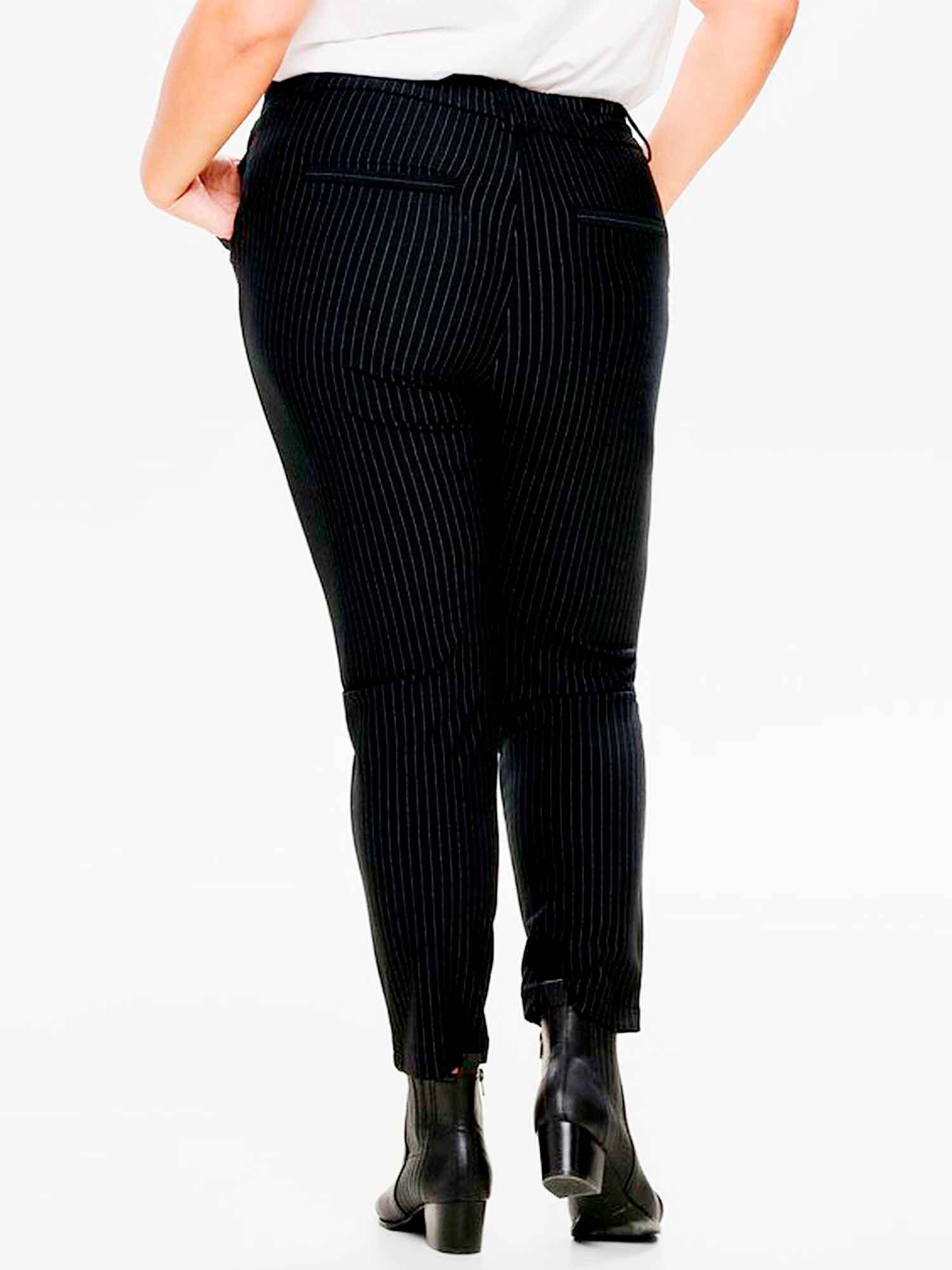 Car GOLDTRASH - Svarte bukser i viskose med hvite striper fra Only Carmakoma