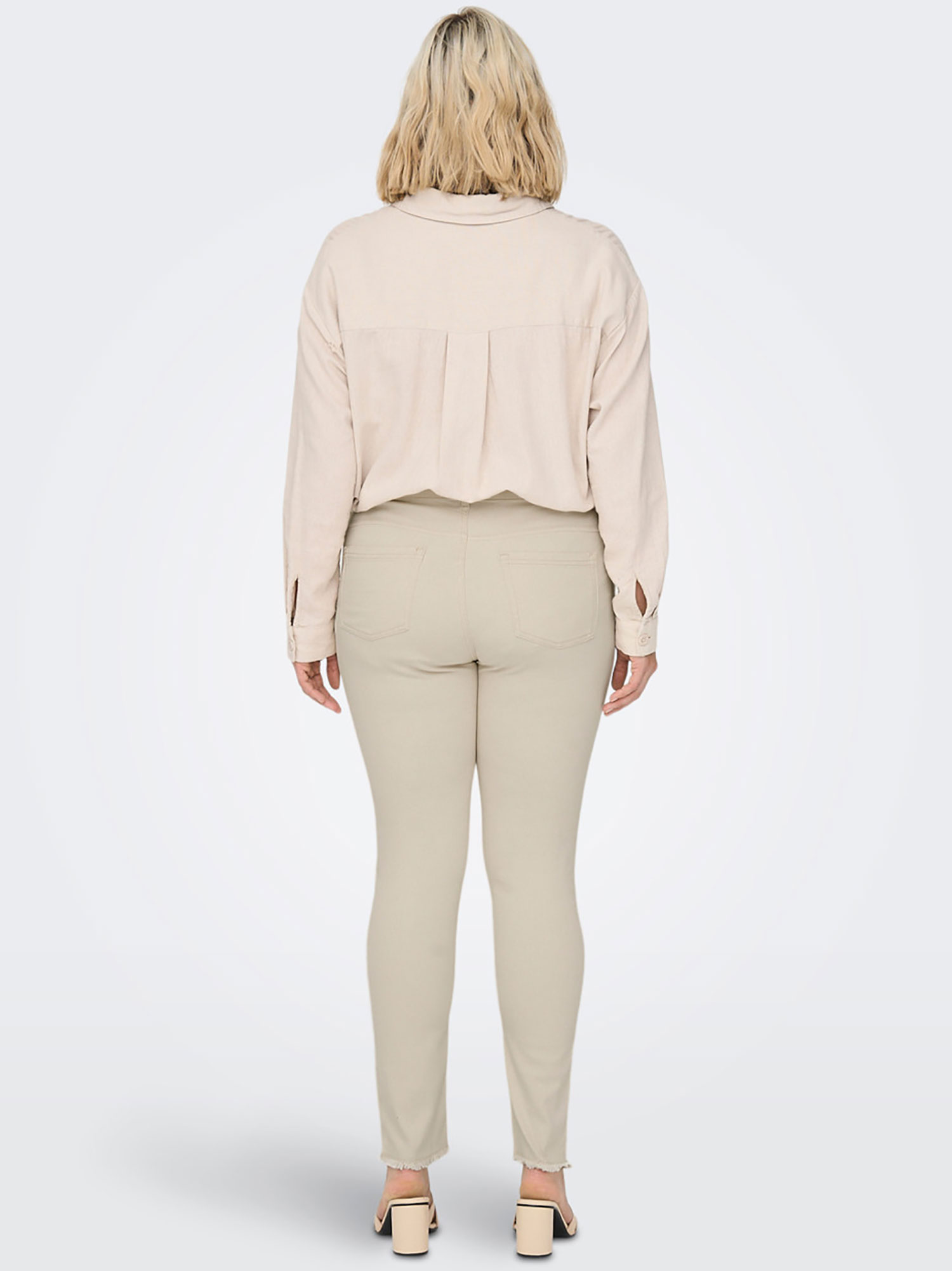 WILLY - Beige jeans med benlengde 32 fra Only Carmakoma