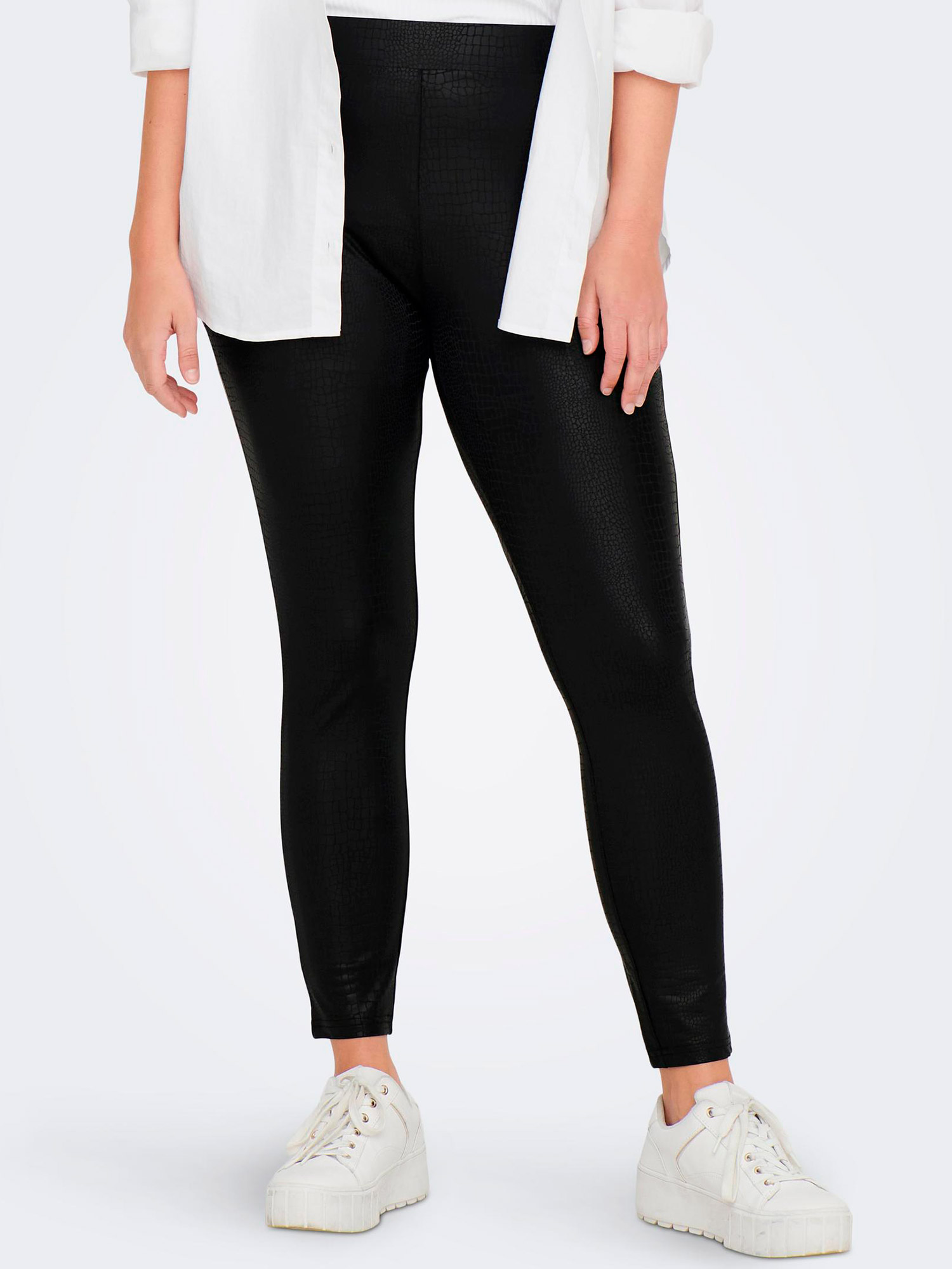 SANIRA - Svarte leggings i skinnlook fra Only Carmakoma